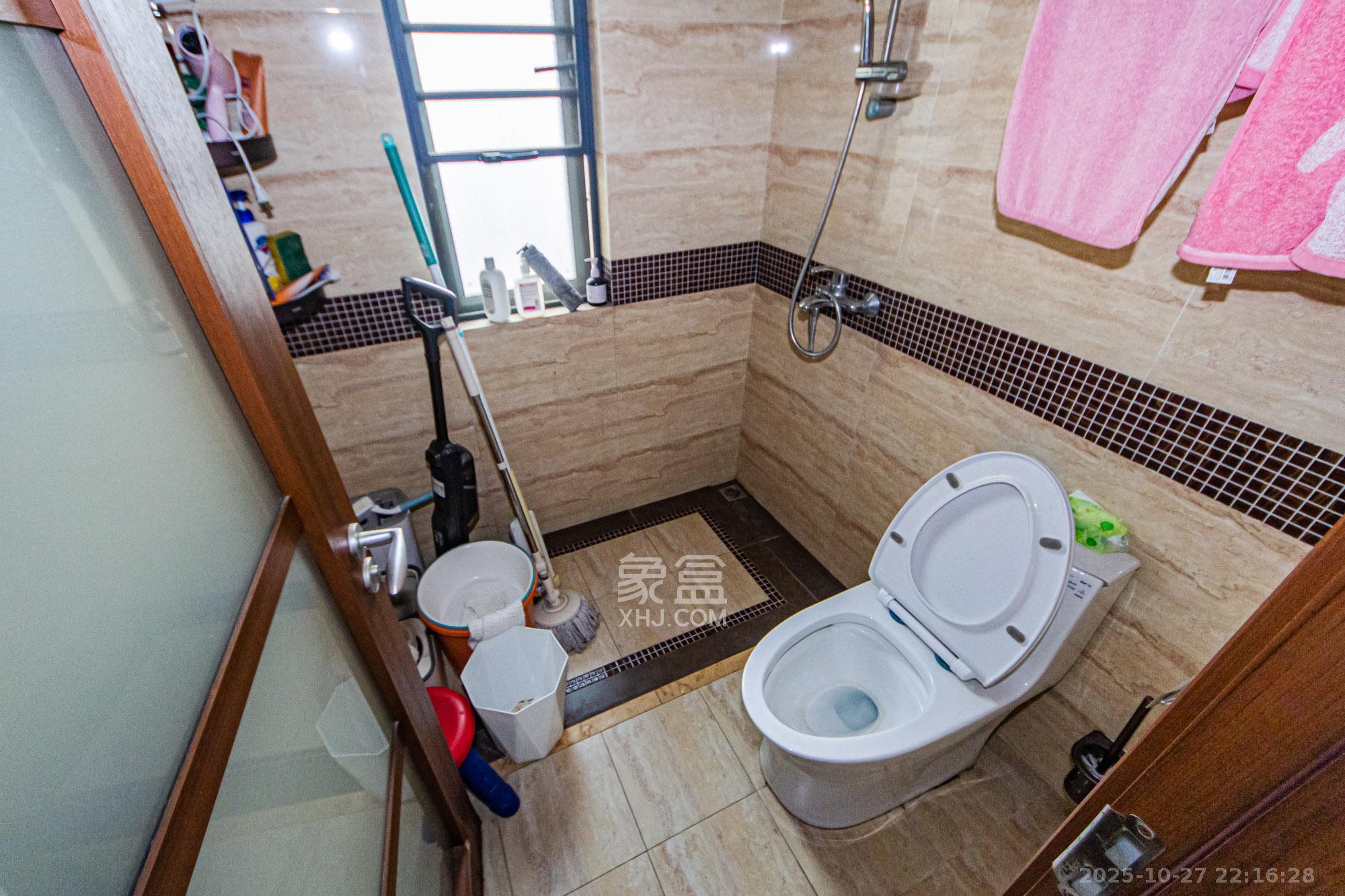 万科城  4室2厅2卫    129.0万卫生间