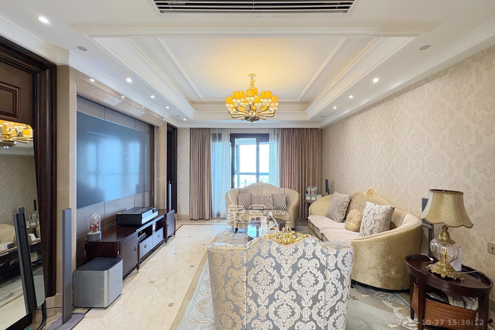 华远隆玺  4室2厅3卫    550.0万 华远隆玺  4室2厅3卫    550.0万客厅