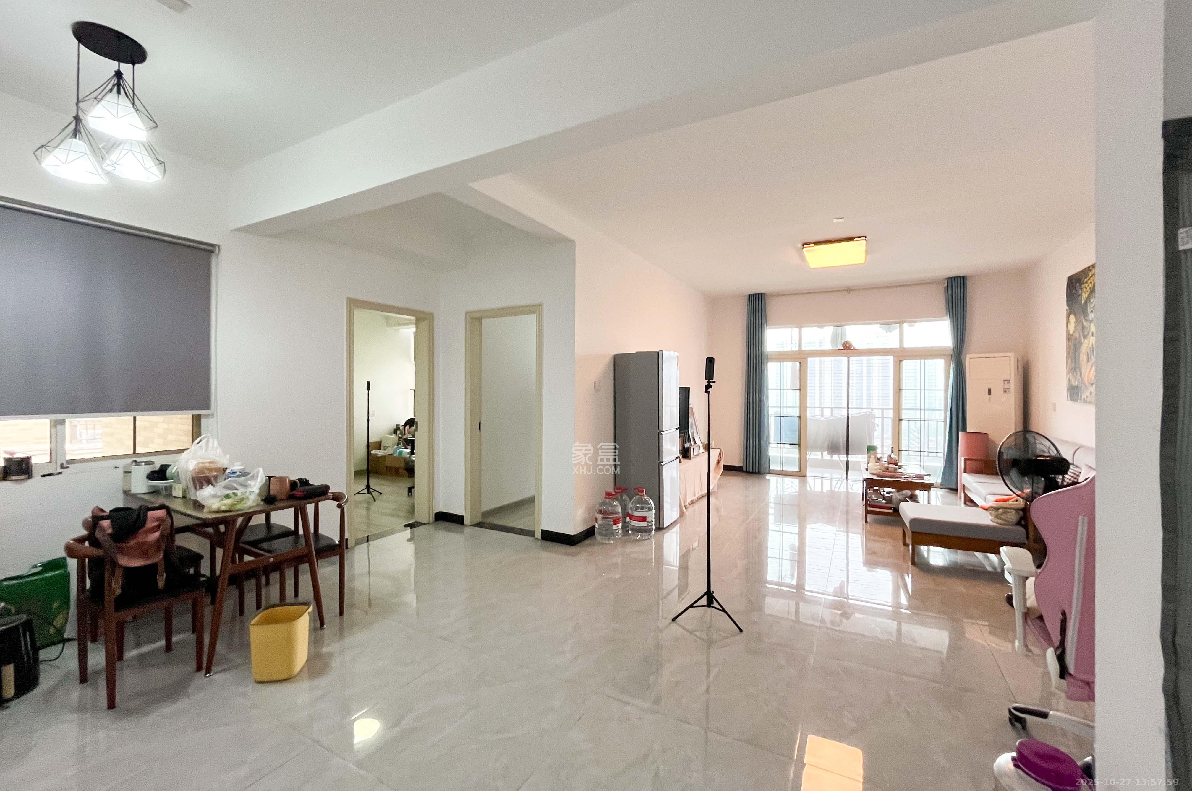 沁园春御院  3室2厅2卫    136.0万客厅