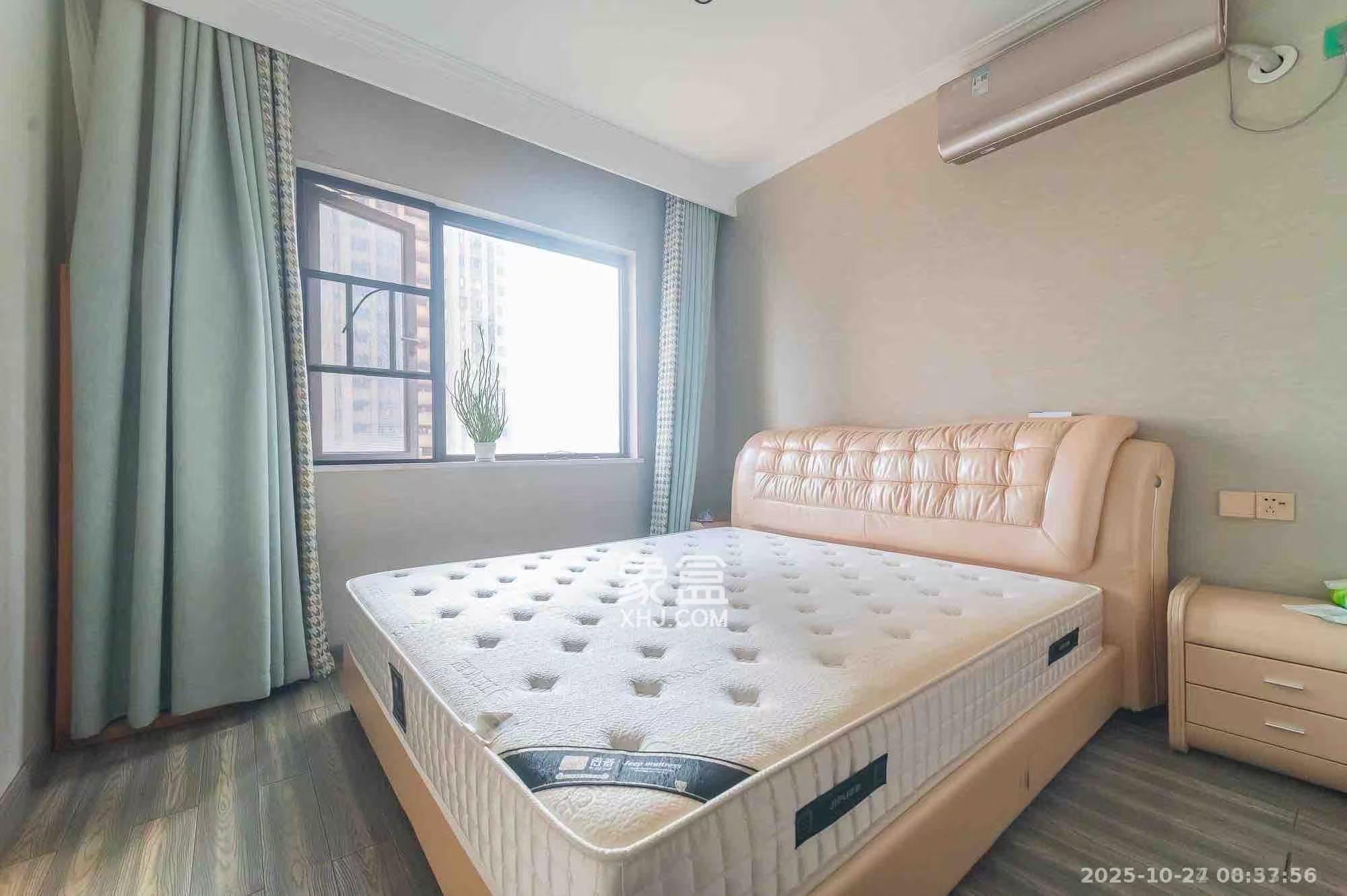 华润置地广场二期  3室2厅1卫    2300.0元/月 华润置地广场二期  3室2厅1卫    2300.0元/月室内图