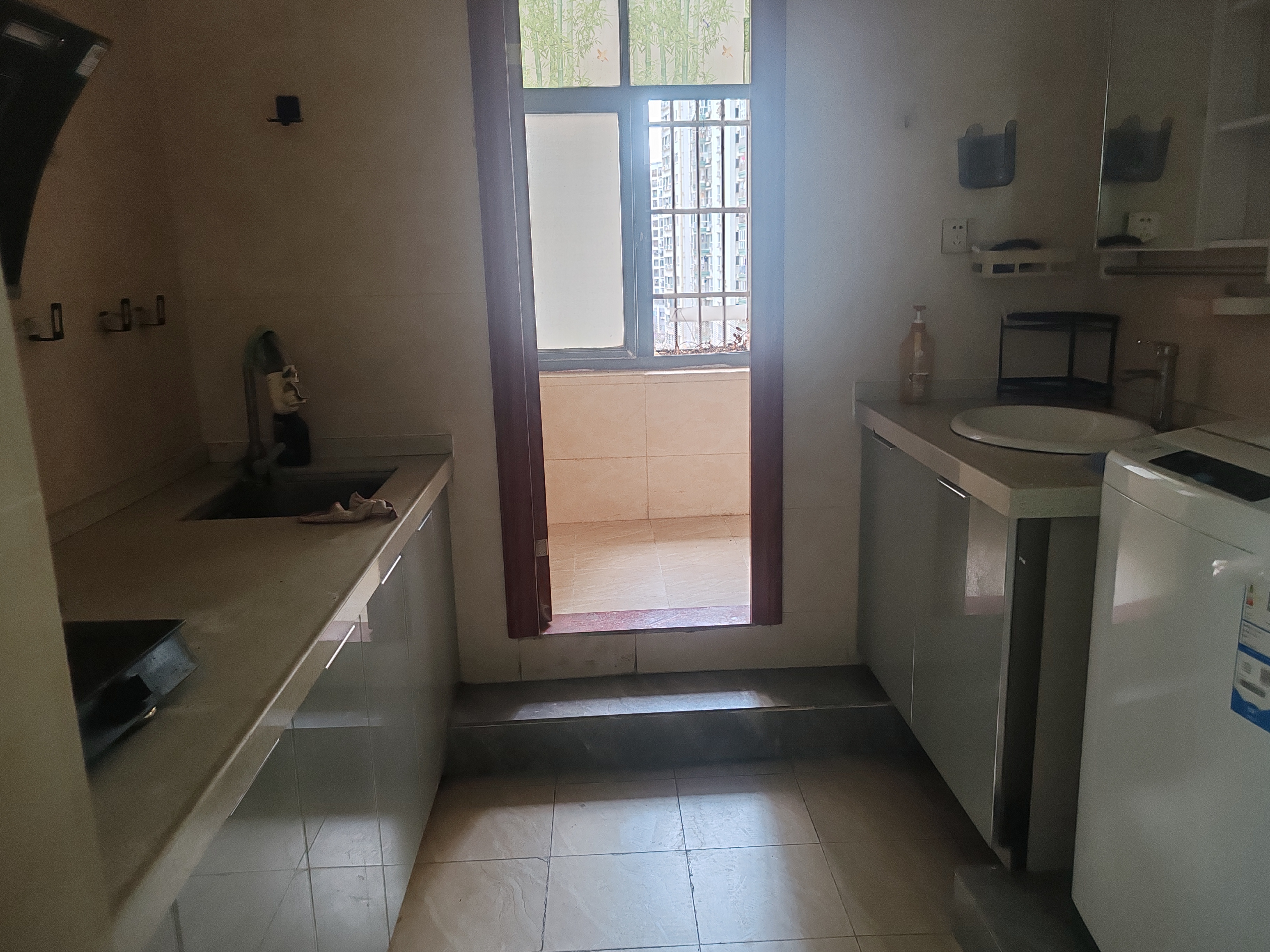 红玫瑰大厦  3室1厅1卫    1800.0元/月室内图