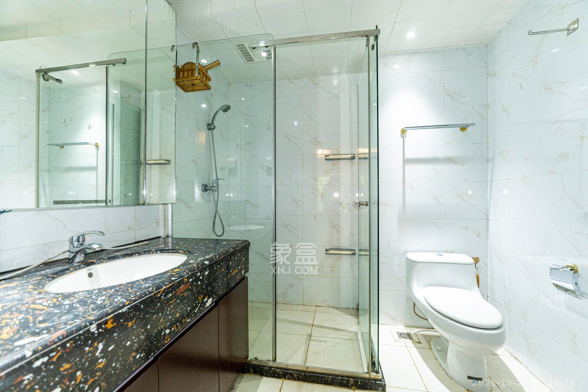 恒大雅苑  3室2厅2卫    122.8万 恒大雅苑  3室2厅2卫    122.8万卫生间