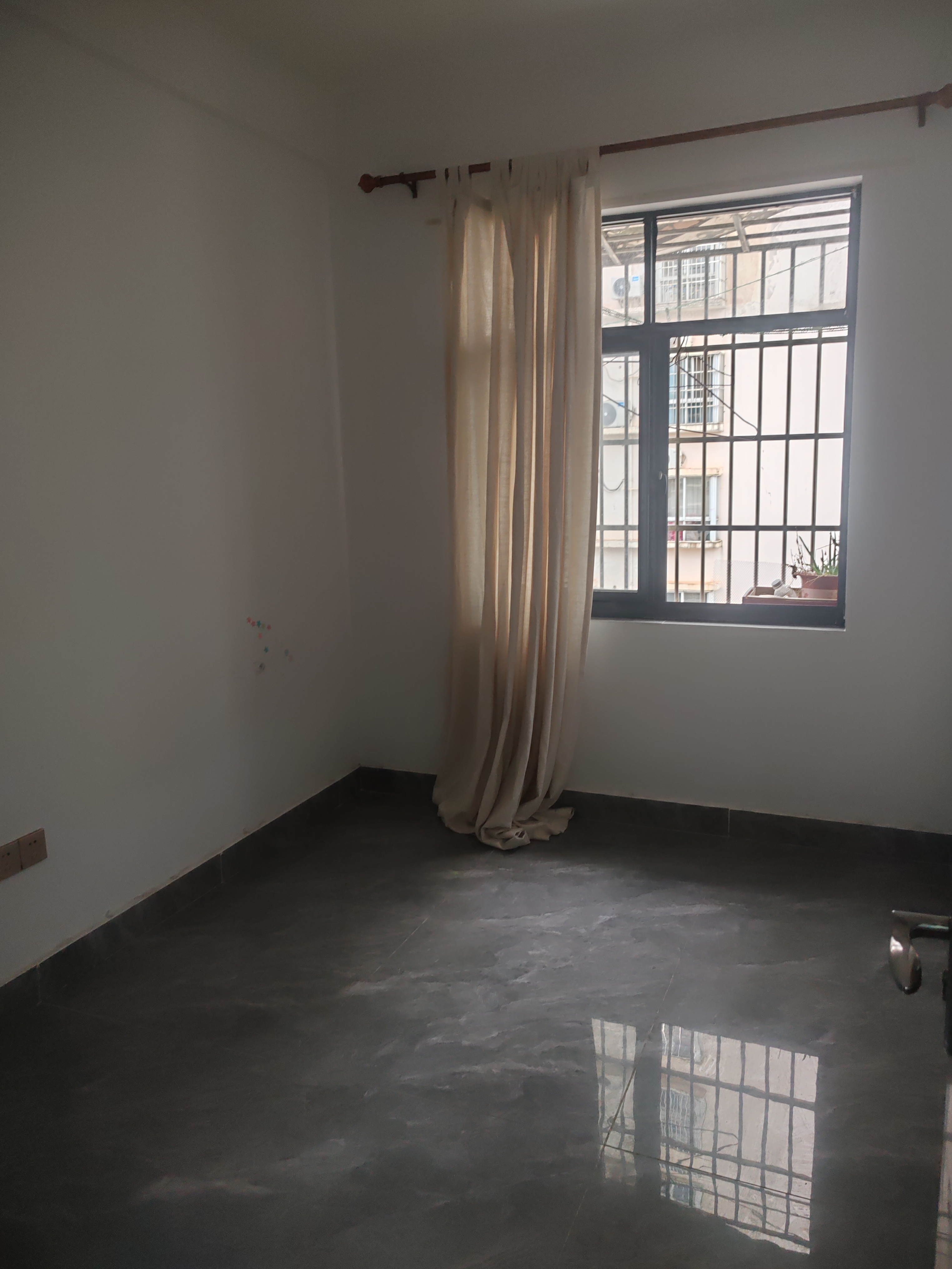 红玫瑰大厦  3室1厅1卫    1800.0元/月室内图