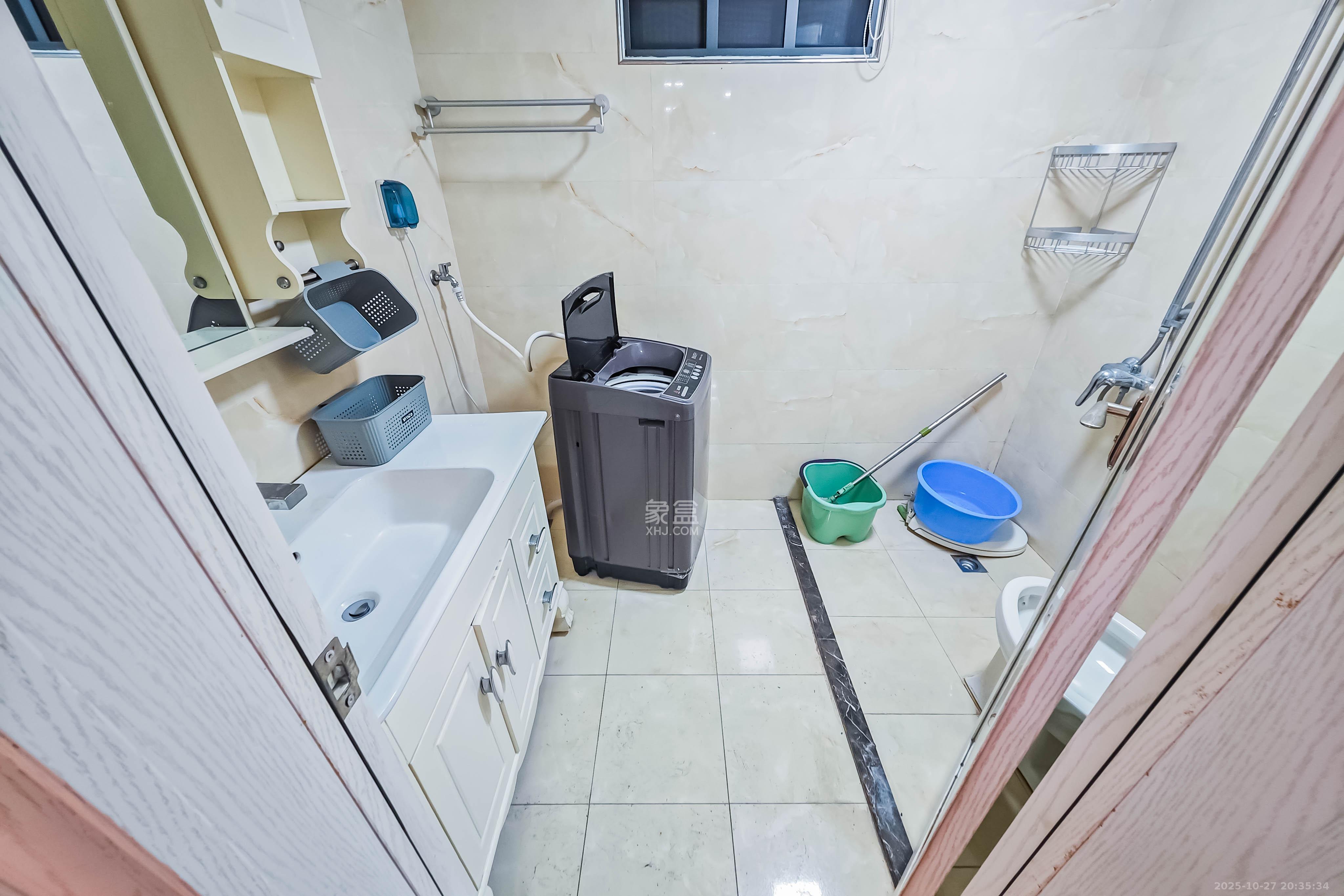 万科金域华府三四期  5室2厅4卫    308.0万卫生间