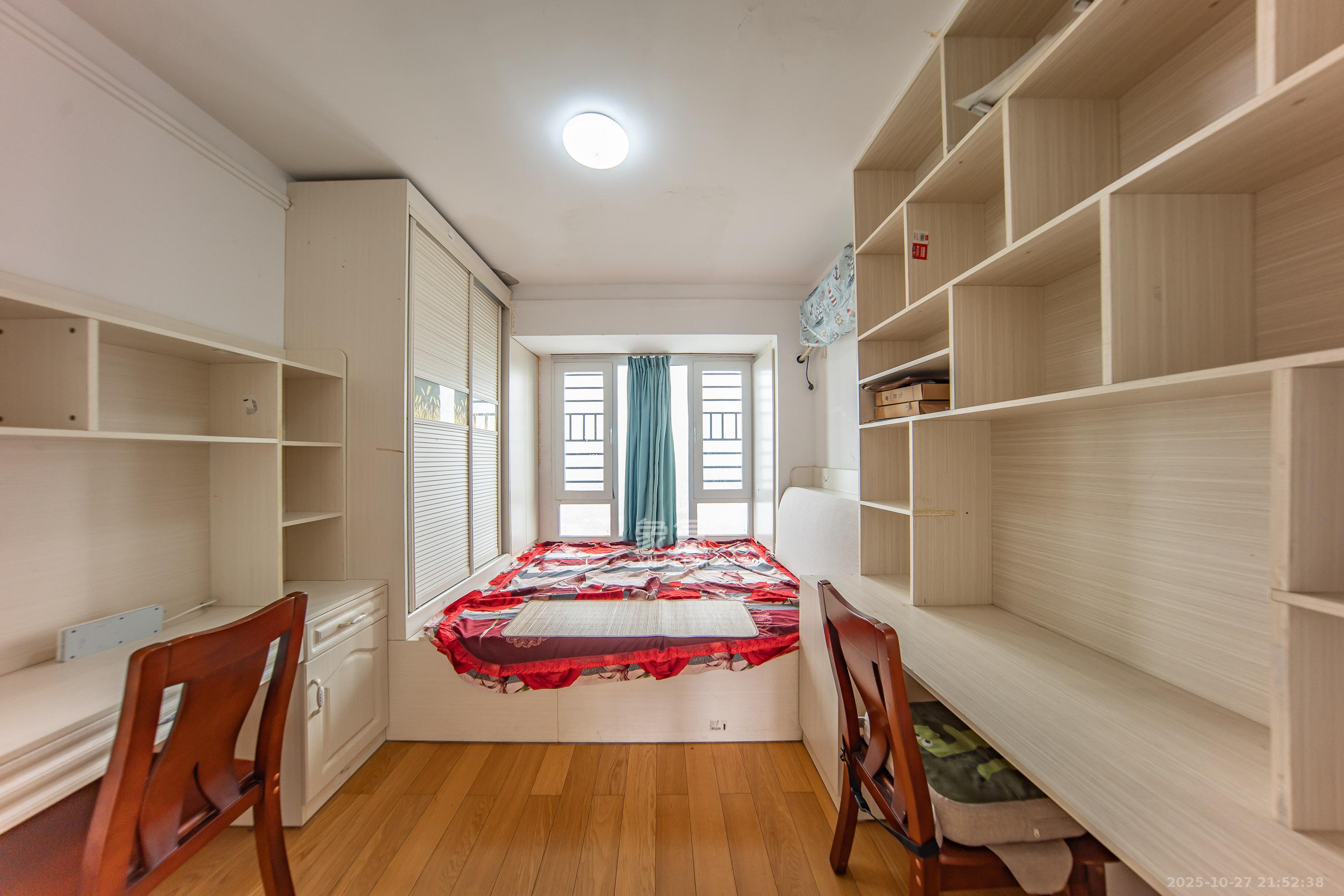 中海国际四期  3室2厅2卫    90.0万卧室