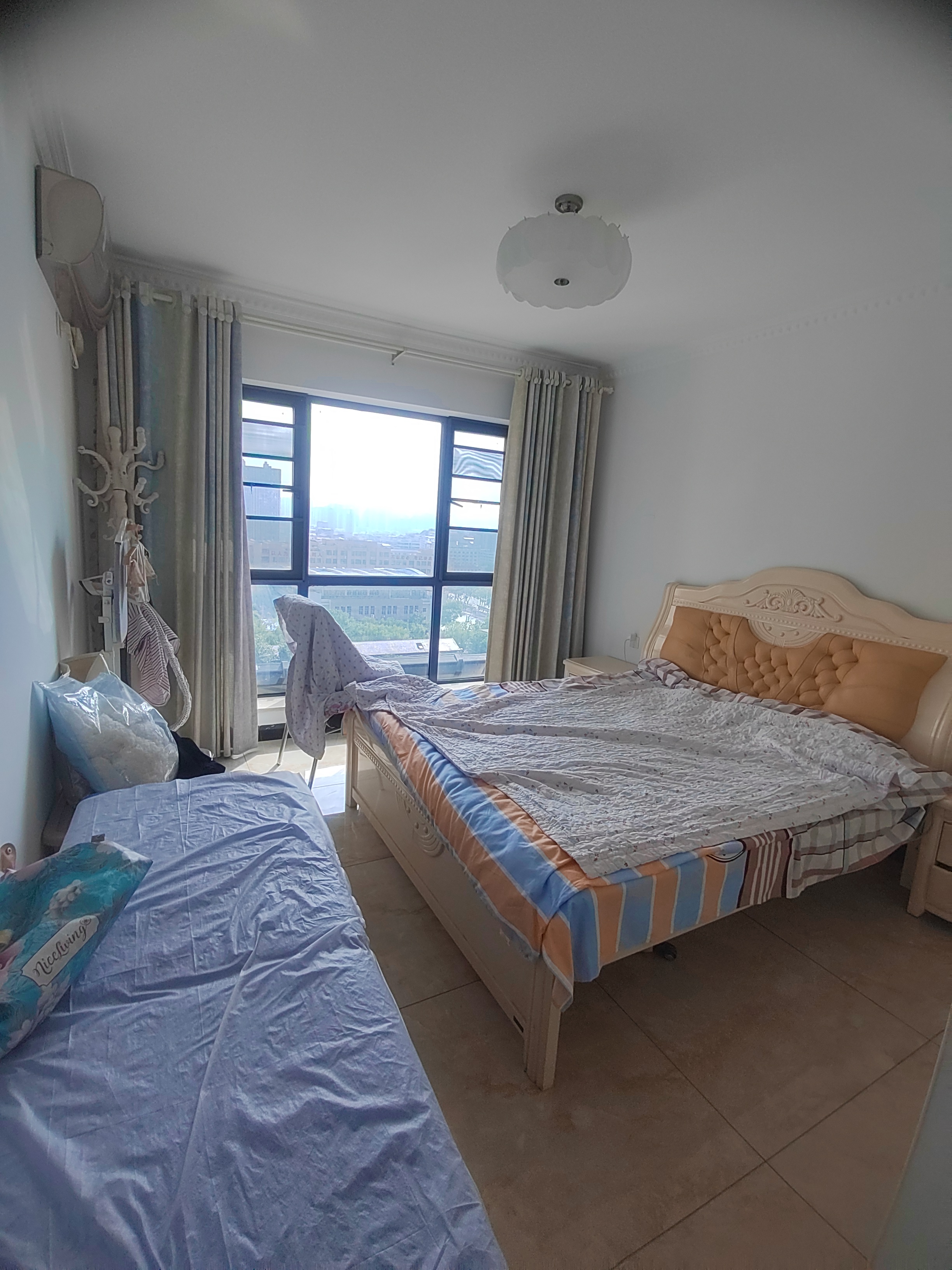 盛世时代广场  3室2厅2卫    82.8万客厅