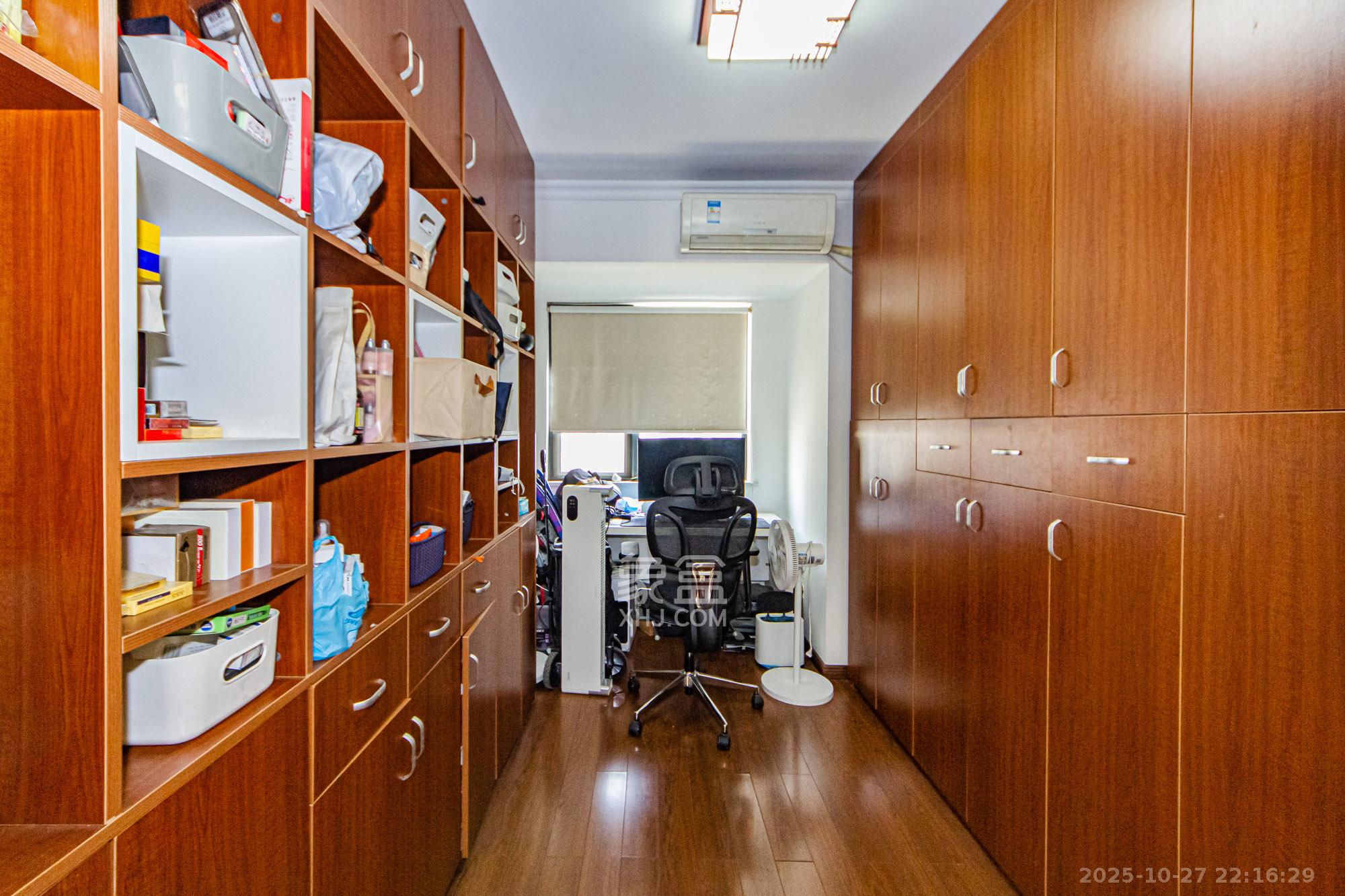 万科城  4室2厅2卫    129.0万卧室