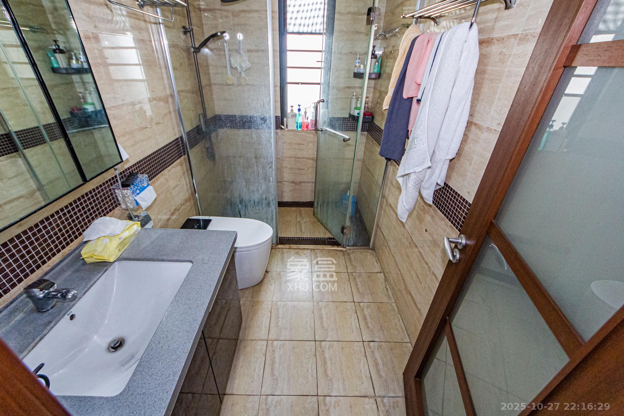 万科城  4室2厅2卫    129.0万卫生间