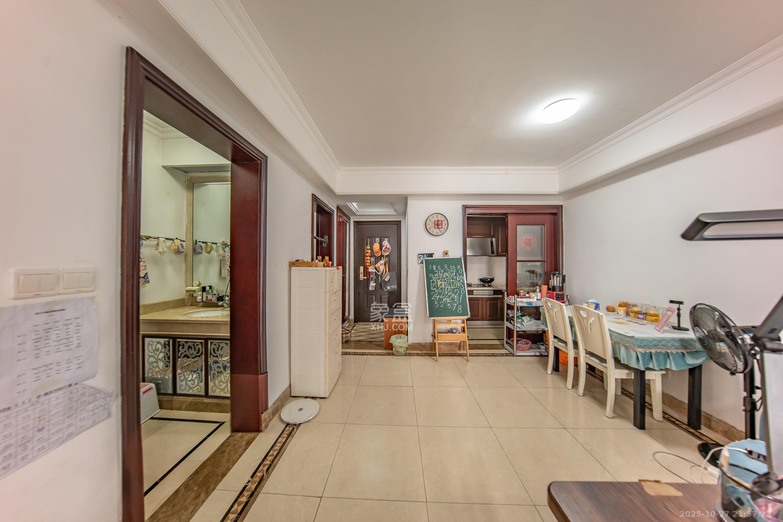 中海国际一期  3室2厅1卫    68.0万客厅