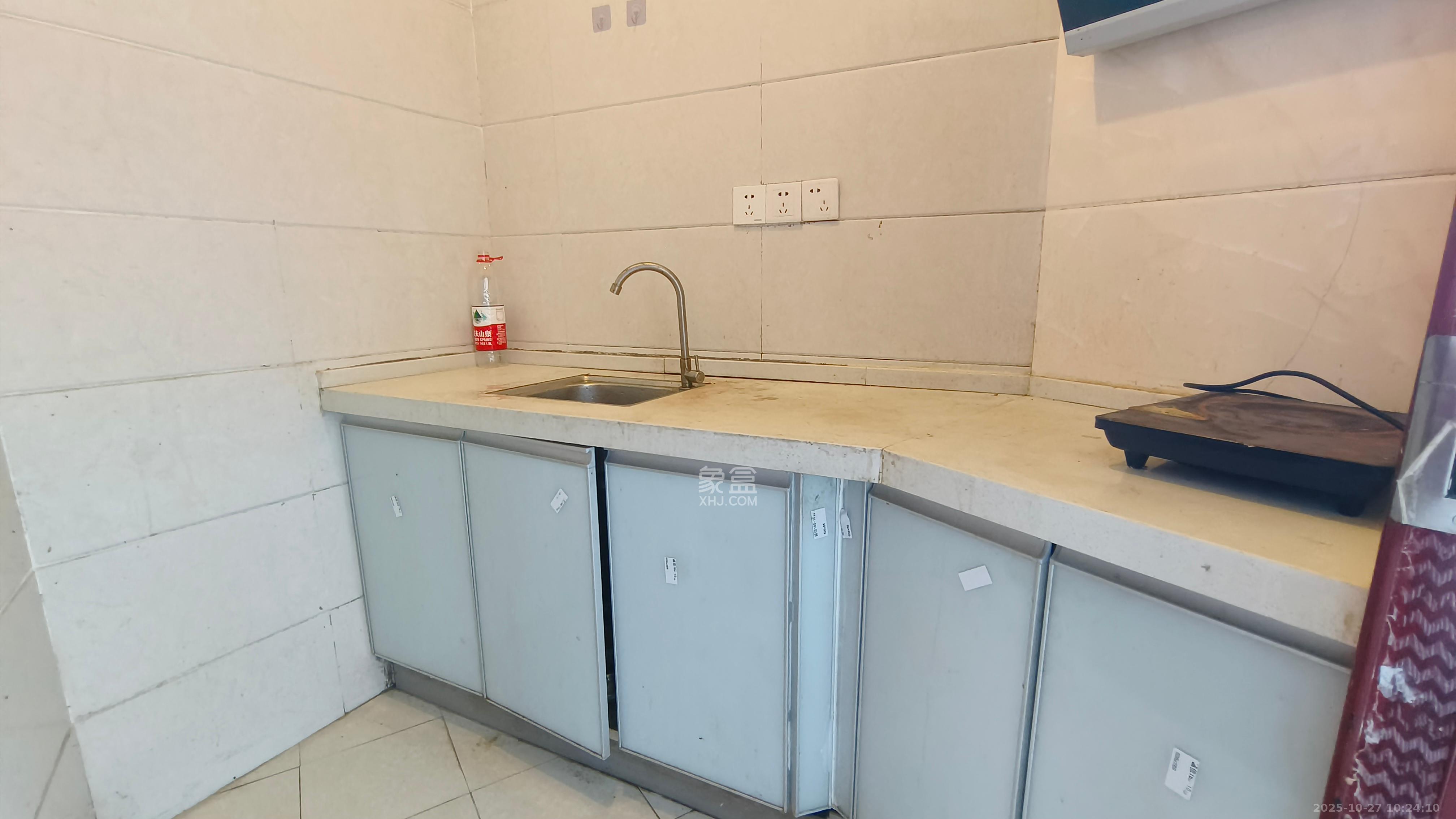 湘凯石化大厦 3室2厅2卫 1600.0元/月 湘凯石化大厦 3室2厅2卫 1600.0元/月室内图