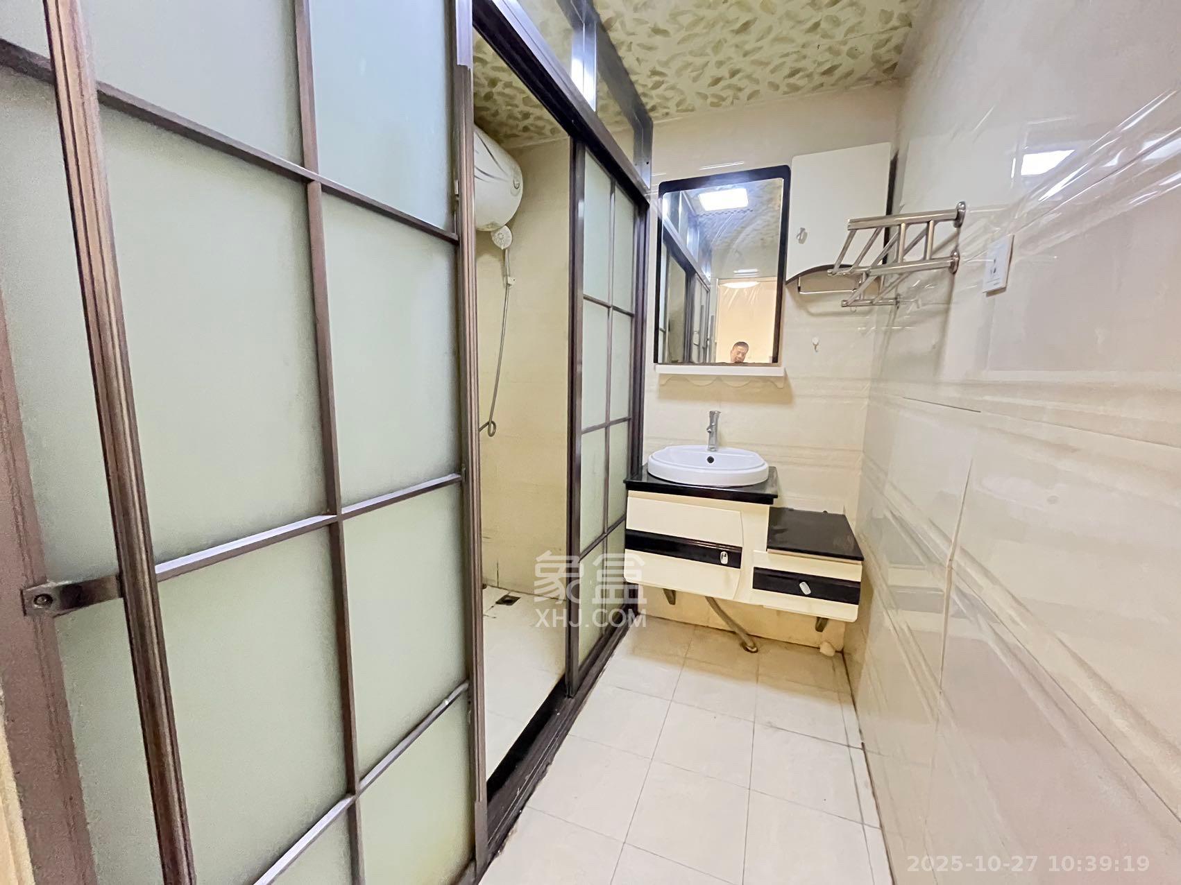 阳光100三期  2室2厅1卫    2000.0元/月室内图