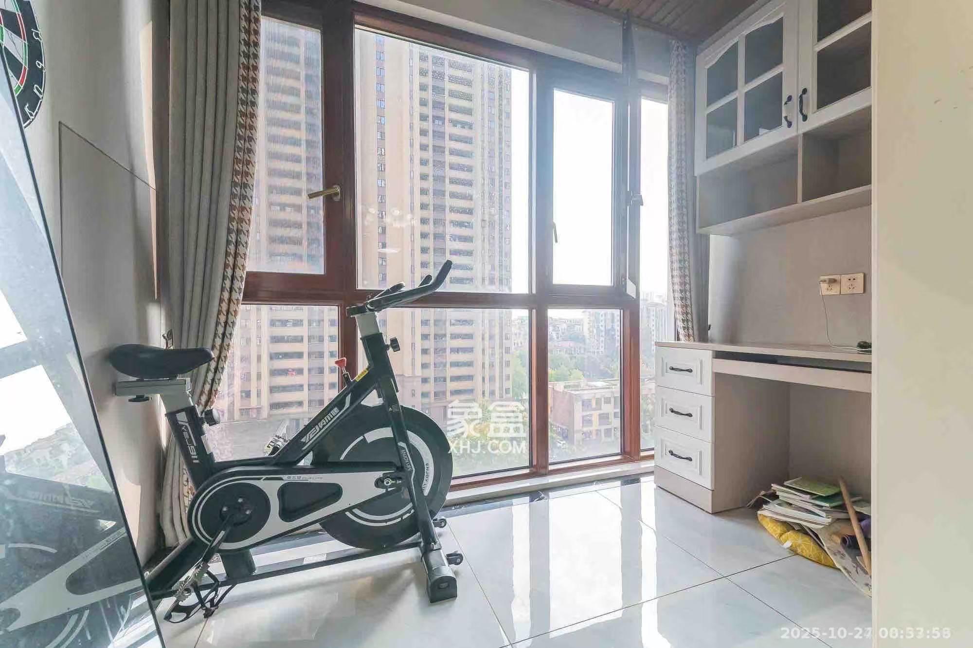 华润置地广场二期  3室2厅1卫    2300.0元/月 华润置地广场二期  3室2厅1卫    2300.0元/月室内图