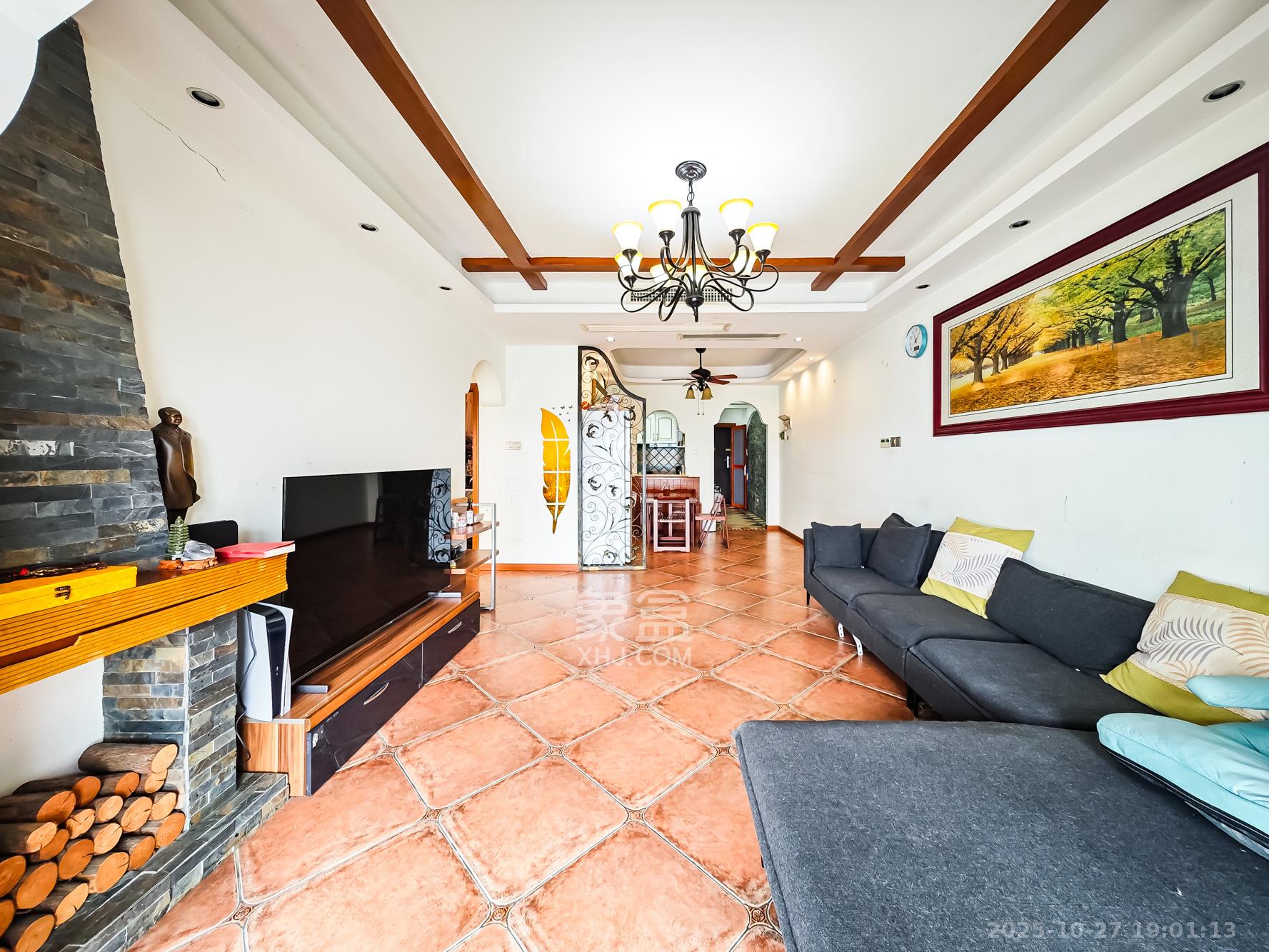 双湾国际(湘江御景花园)  3室2厅2卫    110.0万 双湾国际(湘江御景花园)  3室2厅2卫    110.0万客厅