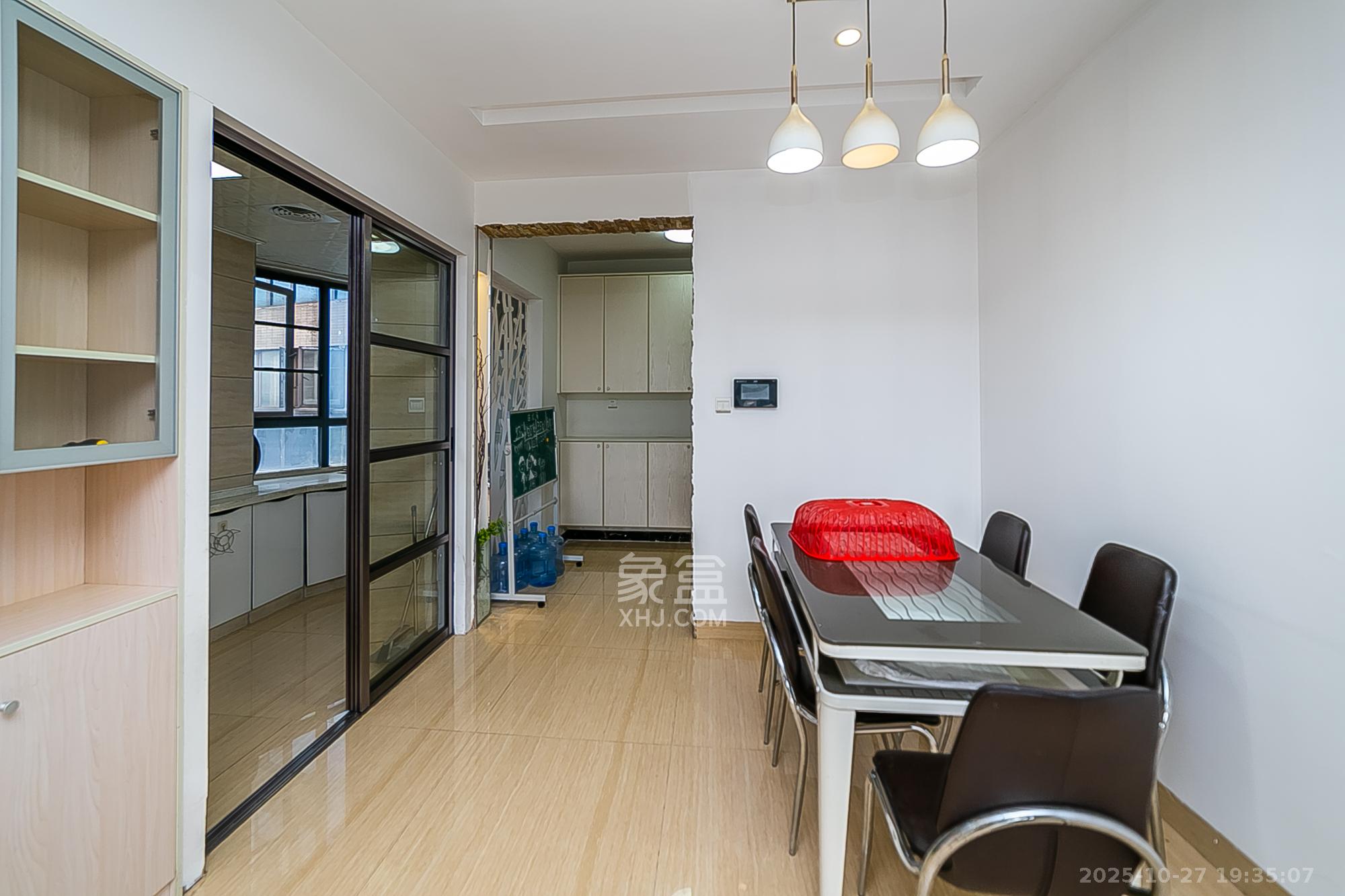 通用时代国际社区  3室2厅1卫    120.0万客厅