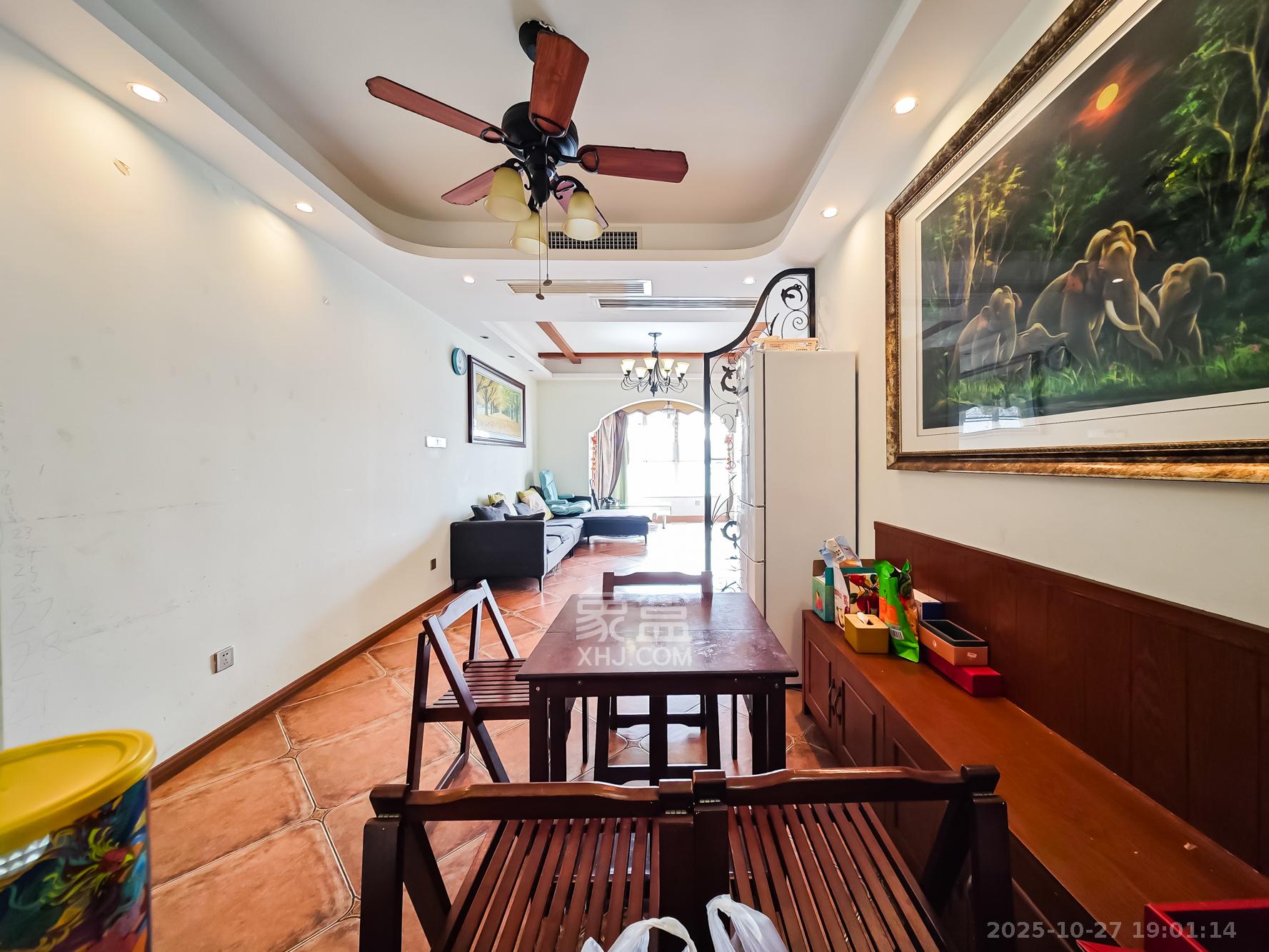 双湾国际(湘江御景花园)  3室2厅2卫    110.0万 双湾国际(湘江御景花园)  3室2厅2卫    110.0万客厅