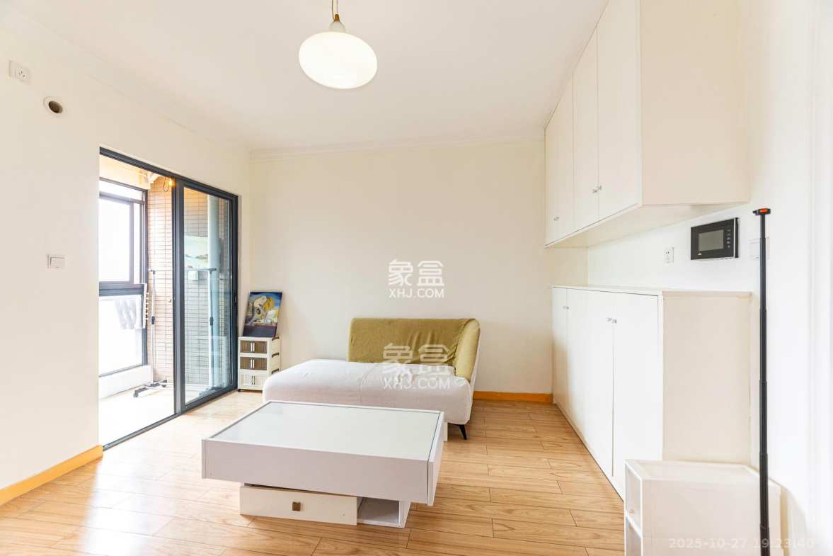 藏珑湖上国际花园  1室1厅1卫    43.0万 藏珑湖上国际花园  1室1厅1卫    43.0万客厅