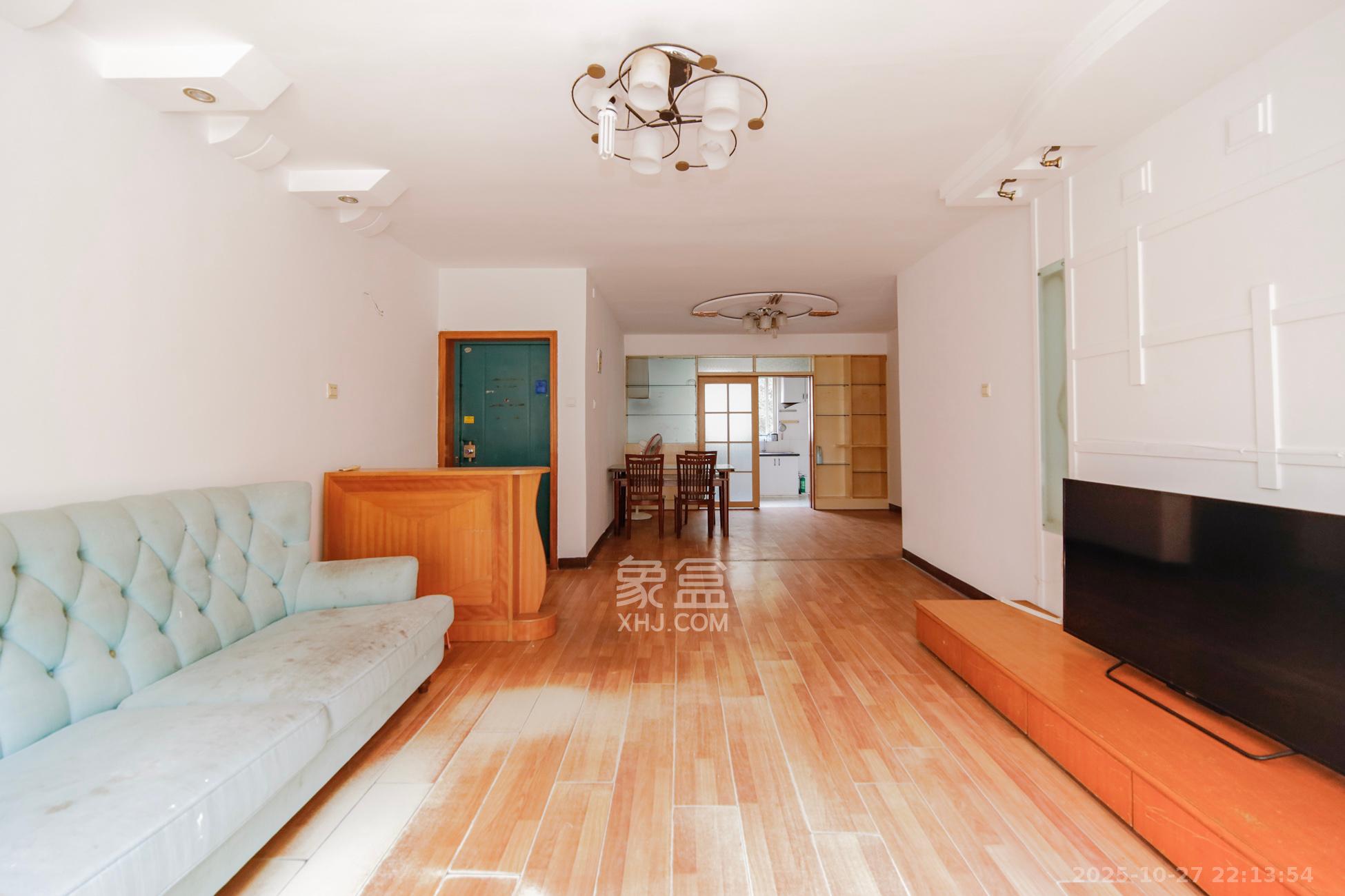 融城花苑  3室2厅2卫    56.8万客厅