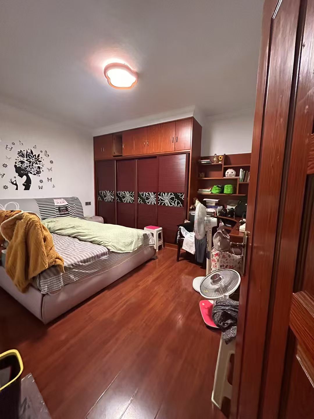 盛世华庭  1室0厅0卫    53.8万客厅