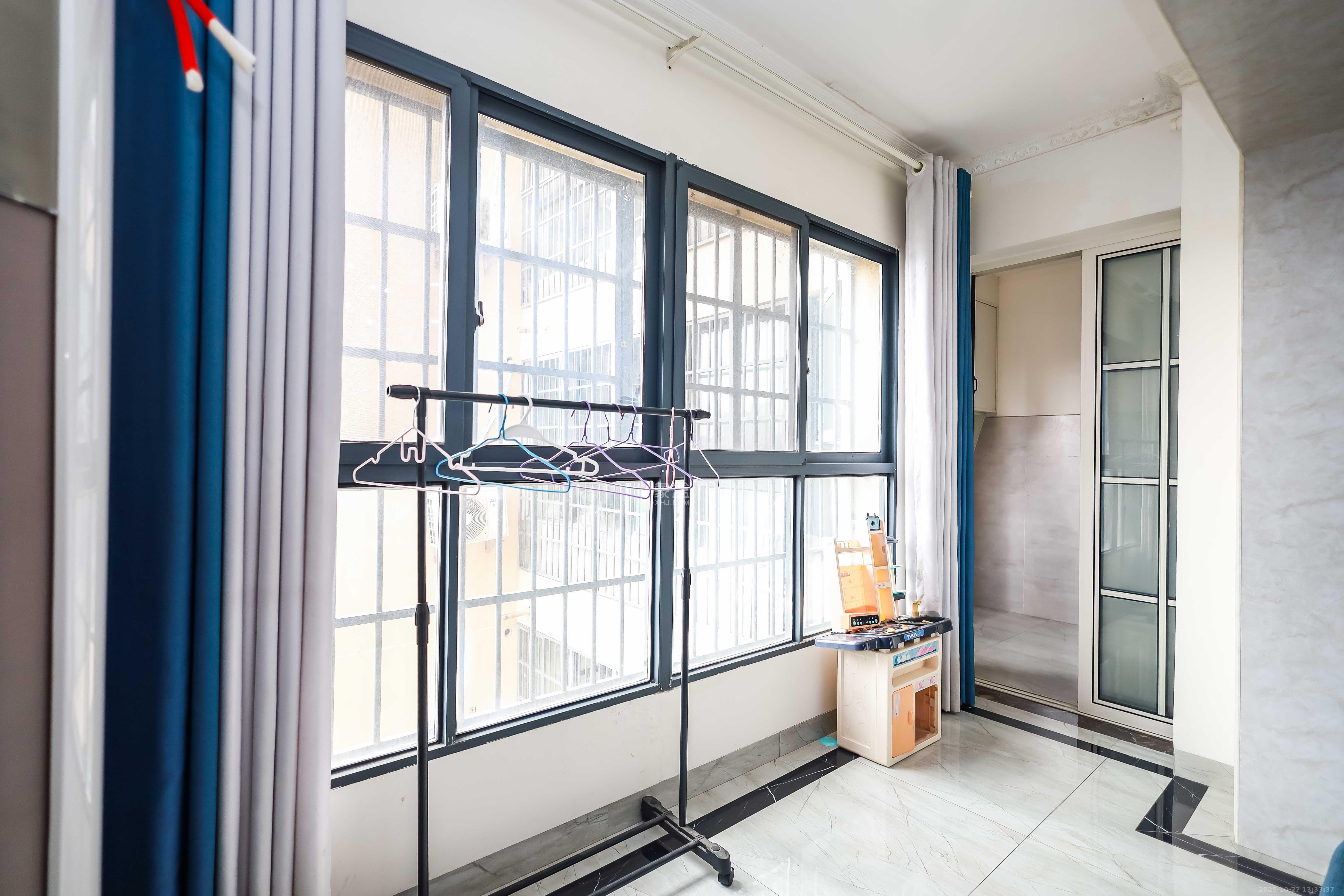 天麓尚层  3室2厅2卫    88.0万阳台