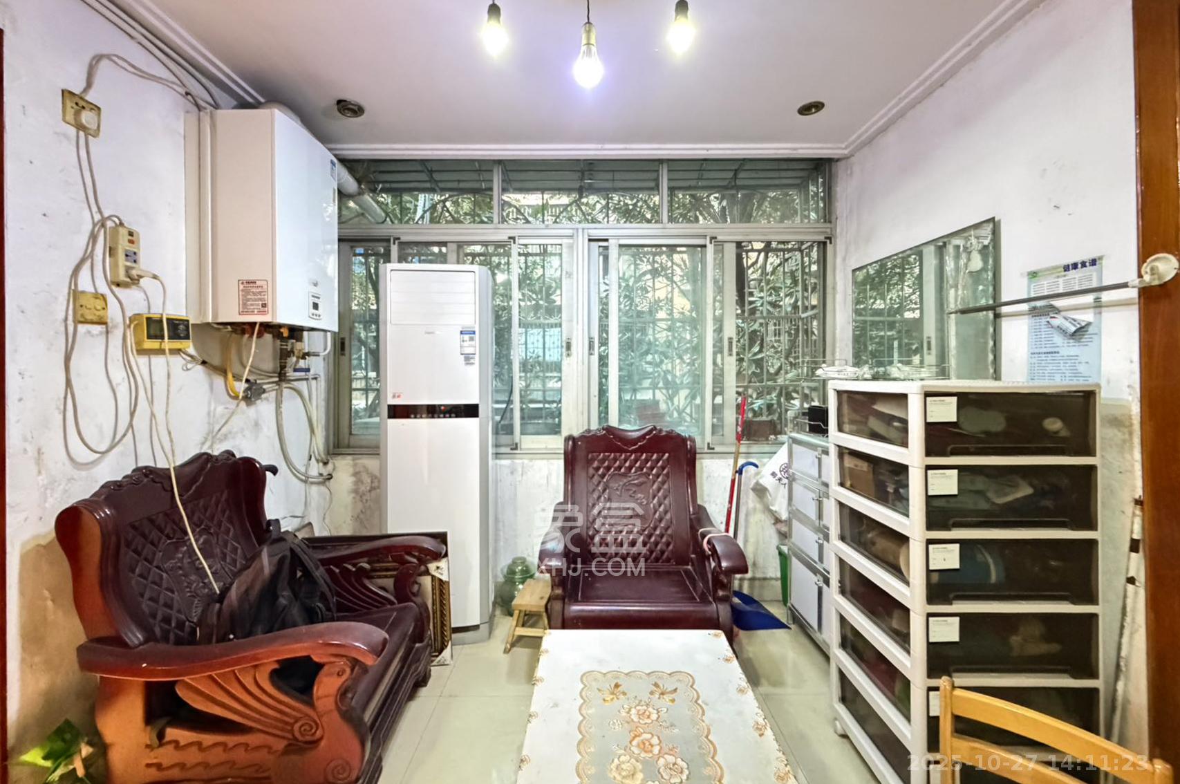 省人防办单位宿舍  4室2厅2卫    88.0万客厅