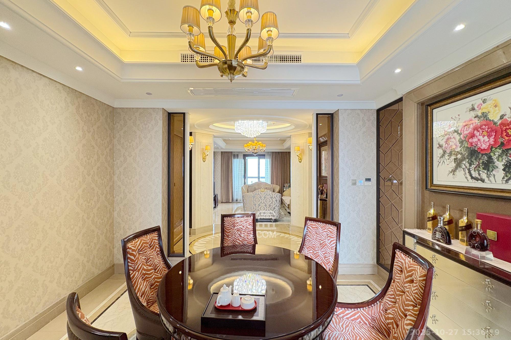 华远隆玺  4室2厅3卫    550.0万 华远隆玺  4室2厅3卫    550.0万客厅