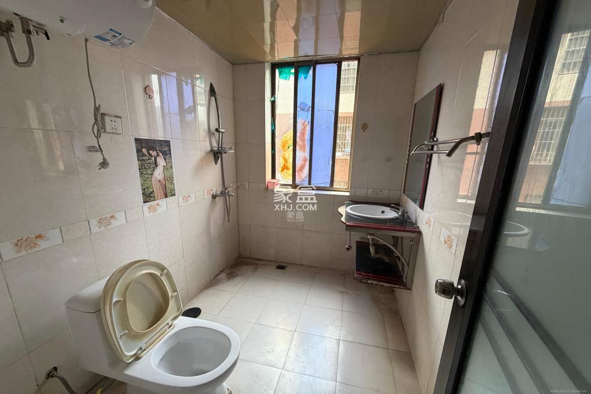 莲湖汽配城  4室2厅1卫    1800.0元/月 莲湖汽配城  4室2厅1卫    1800.0元/月室内图