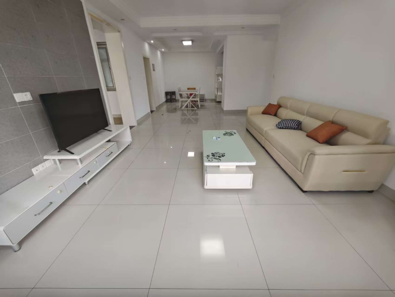 环强御景湾 3室2厅2卫 3200.0元/月 环强御景湾 3室2厅2卫 3200.0元/月户型图