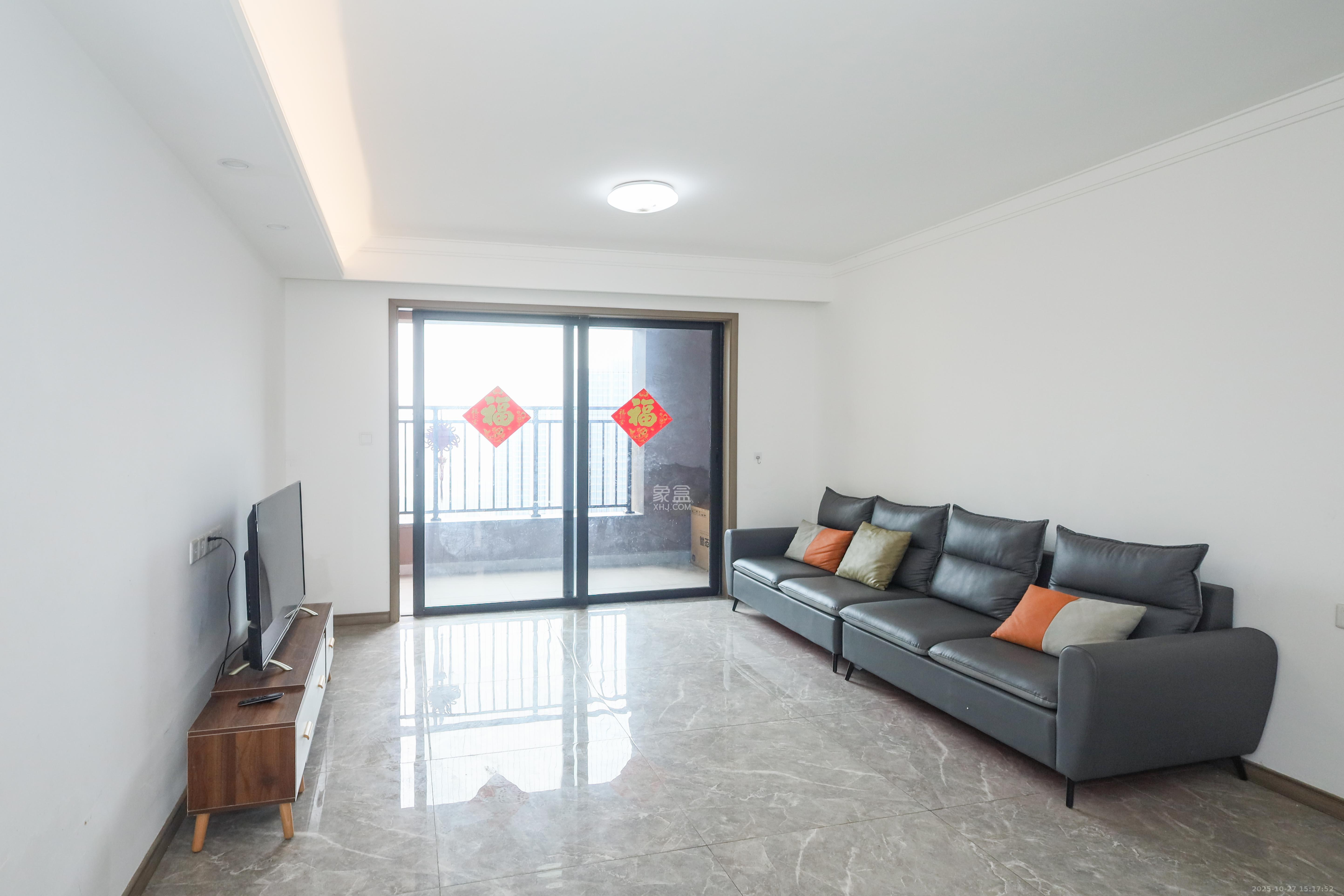 越秀亲爱里 4室2厅2卫 140.0万 越秀亲爱里 4室2厅2卫 140.0万客厅