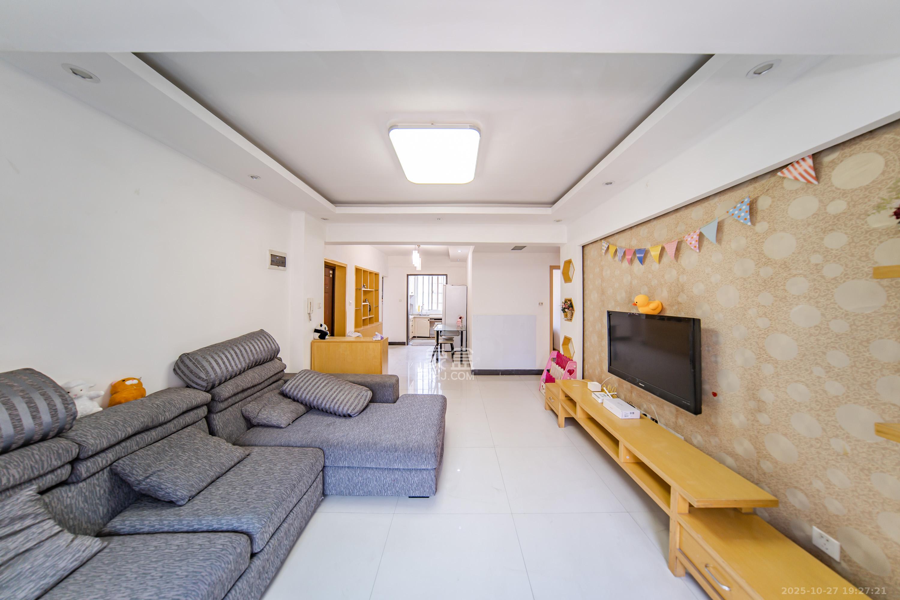 润芳园  3室2厅1卫    75.0万客厅