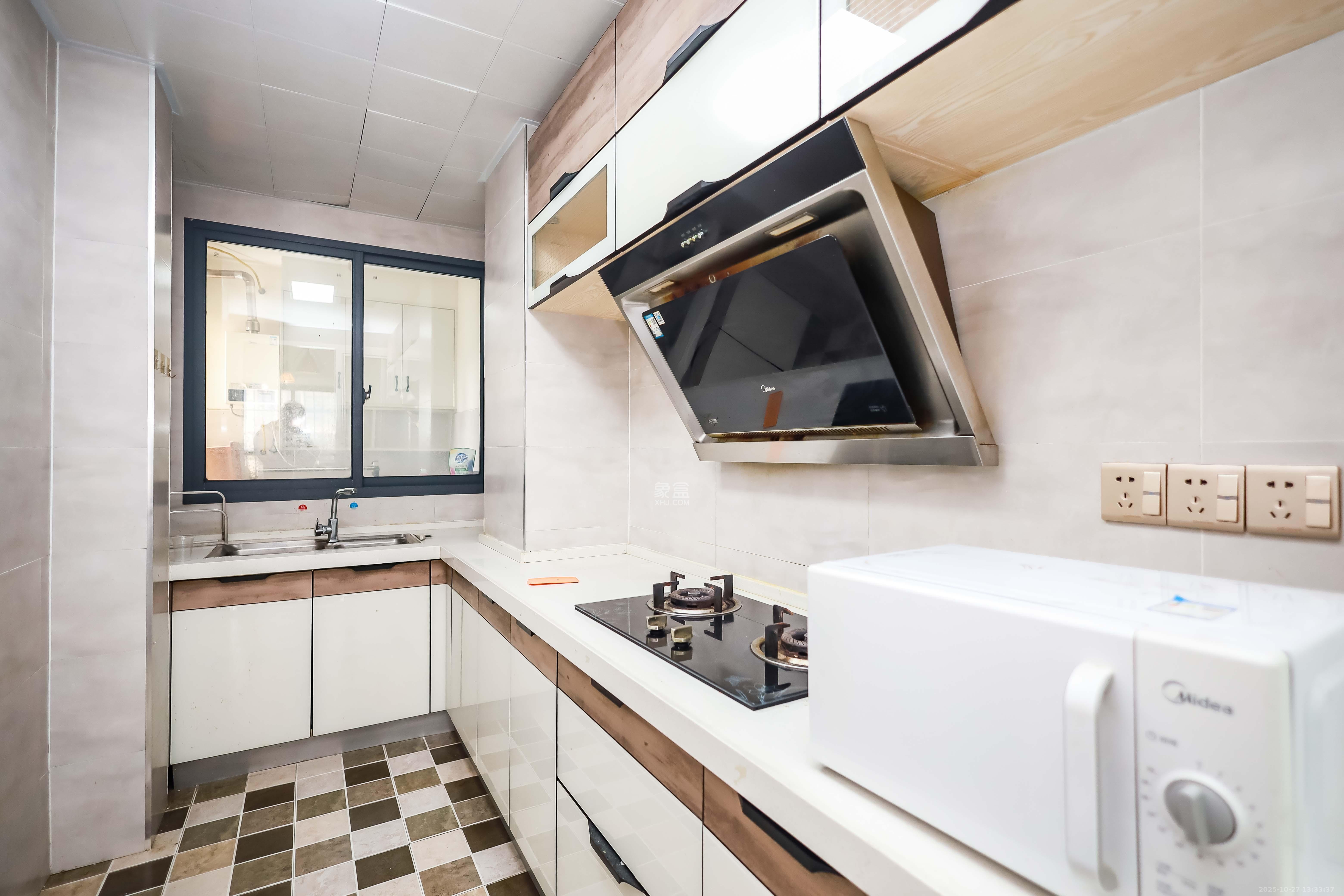 天麓尚层  3室2厅2卫    88.0万厨房