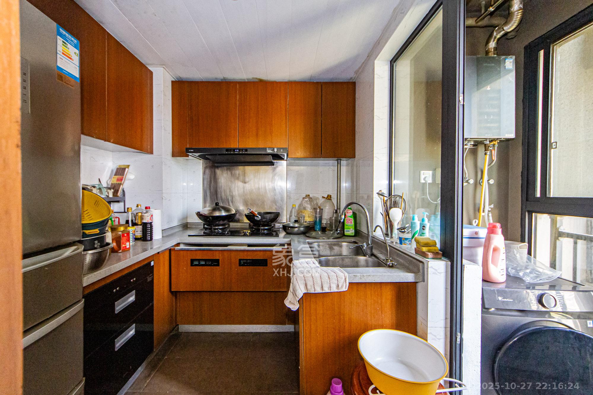 万科城  4室2厅2卫    129.0万厨房