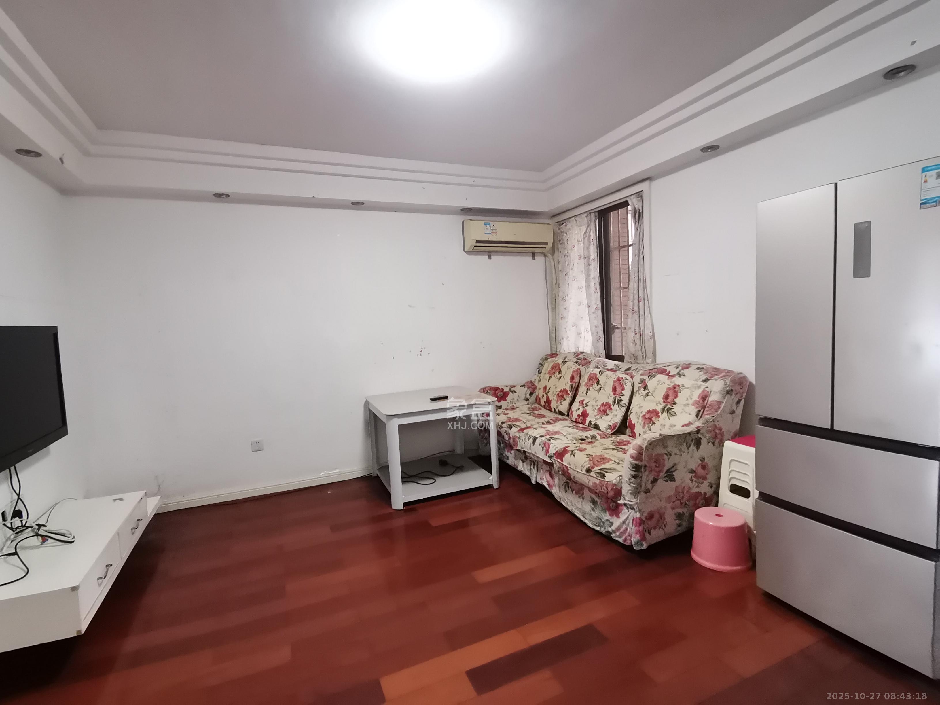 层上观邸  3室2厅1卫    2100.0元/月 层上观邸  3室2厅1卫    2100.0元/月