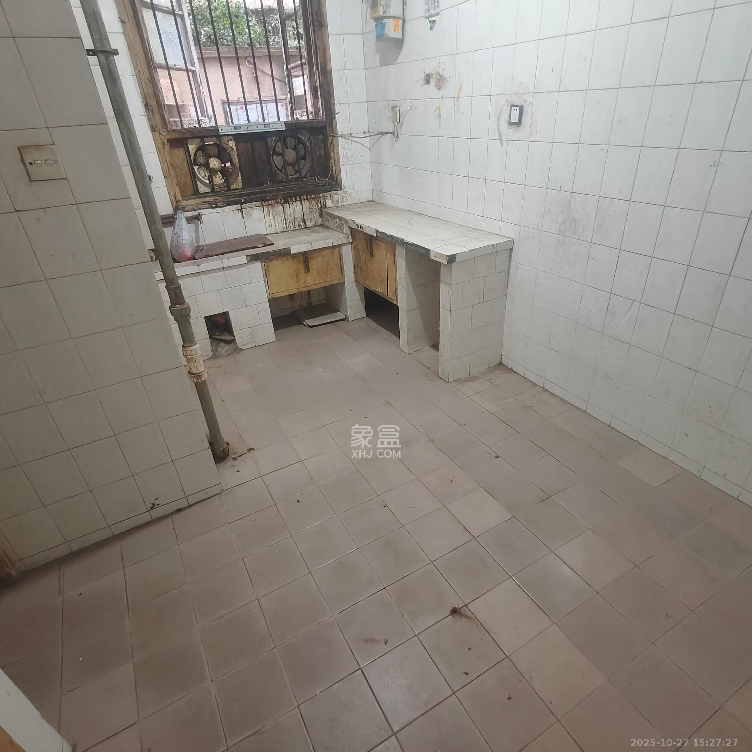 荷花园财政厅单位宿舍  3室1厅1卫    1500.0元/月 荷花园财政厅单位宿舍  3室1厅1卫    1500.0元/月室内图