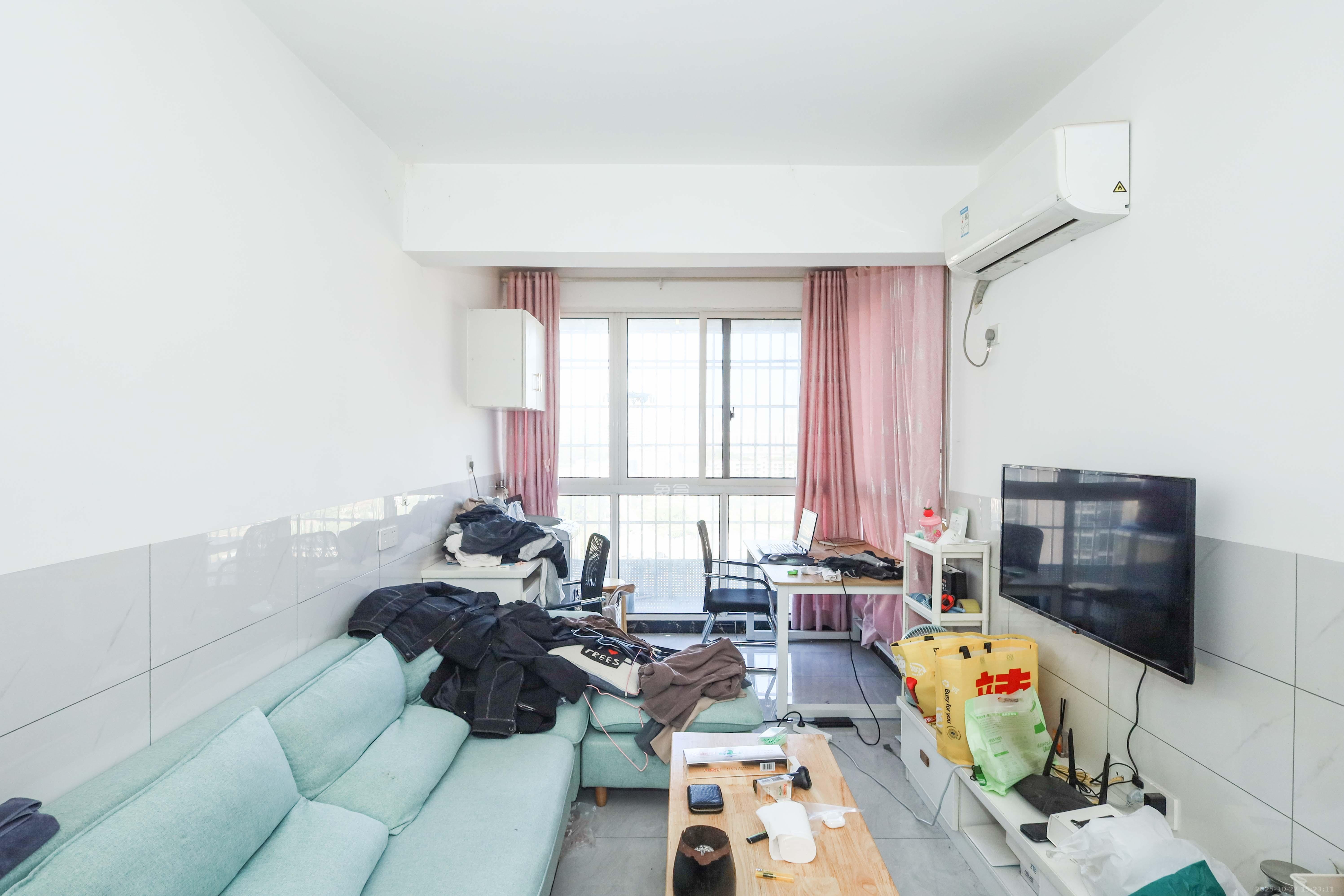 和润园一、二期  3室2厅2卫    80.0万 和润园一、二期  3室2厅2卫    80.0万客厅