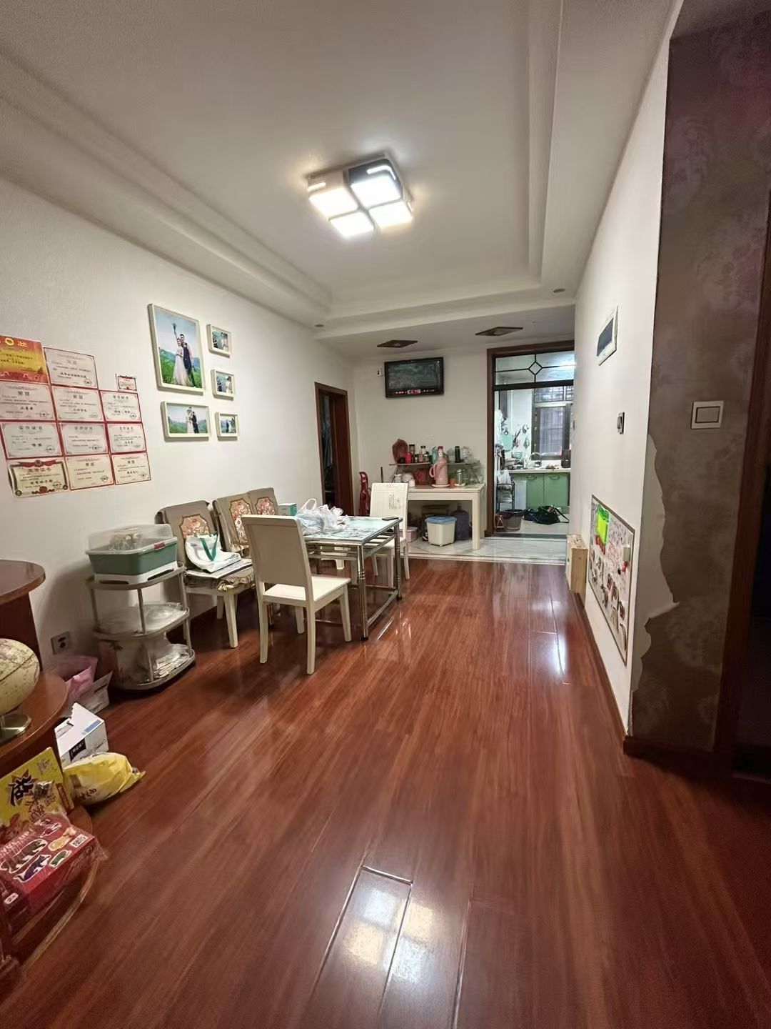 盛世华庭  1室0厅0卫    53.8万客厅