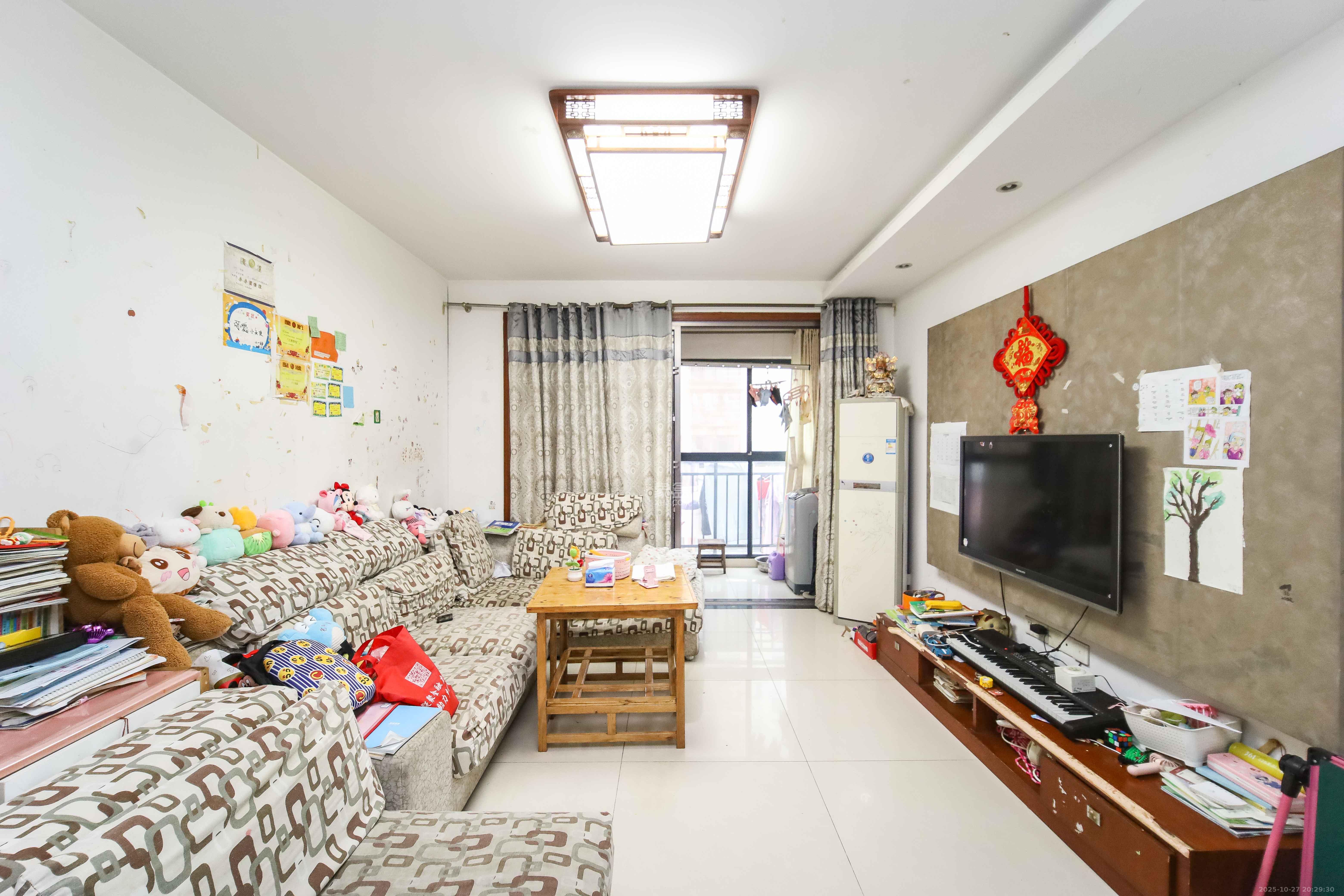 运通尊苑  3室2厅1卫    79.0万 运通尊苑  3室2厅1卫    79.0万客厅