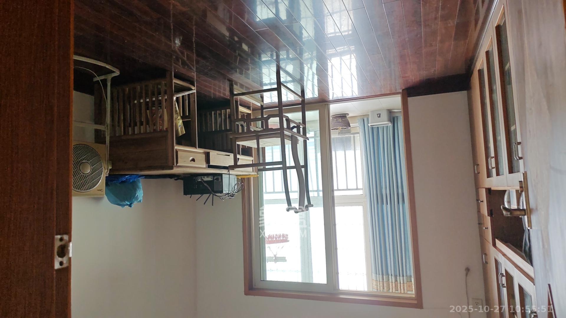 幸福洋房  4室2厅2卫    2400.0元/月室内图