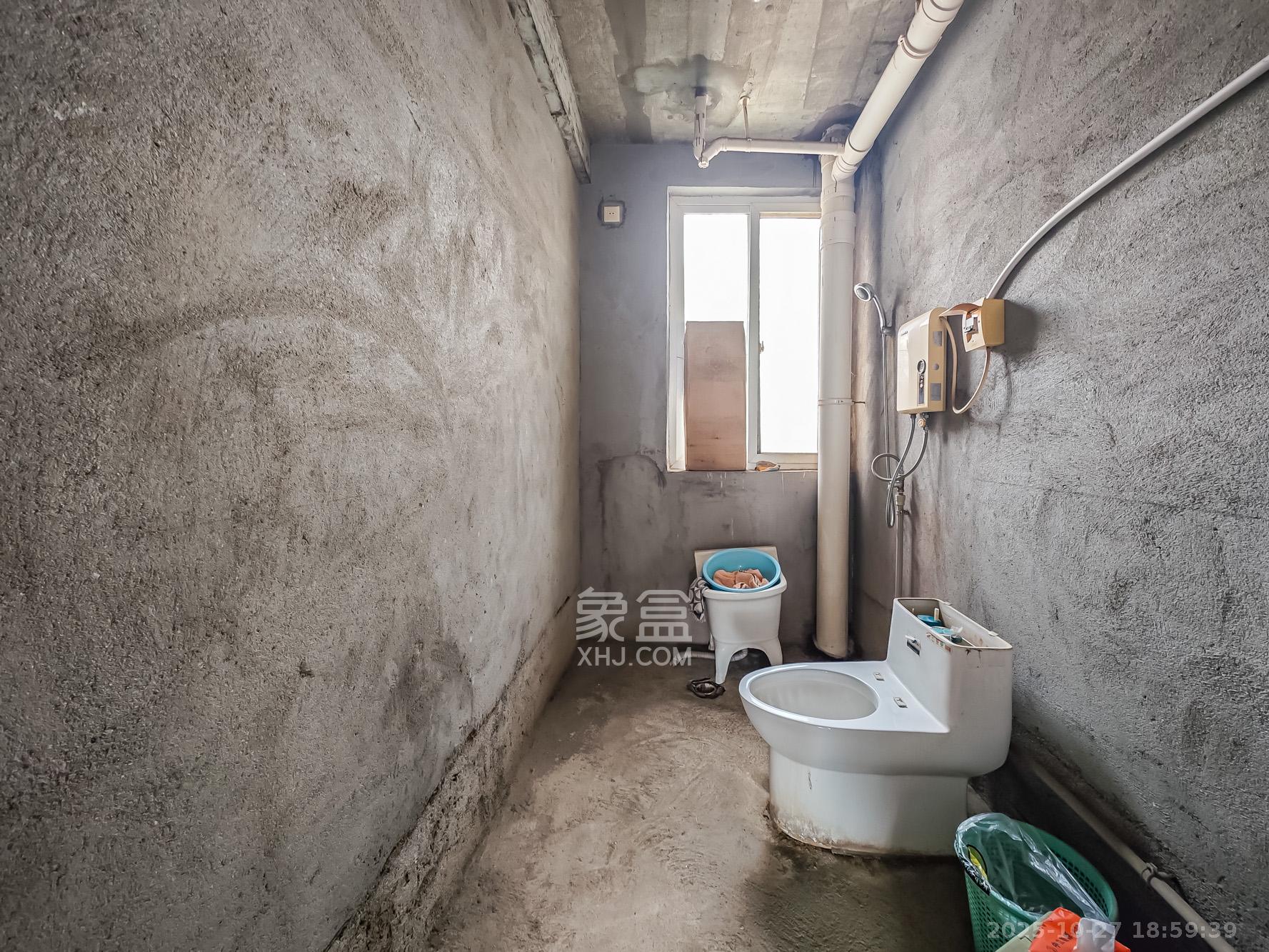 山语城一期  3室2厅2卫    90.0万卫生间