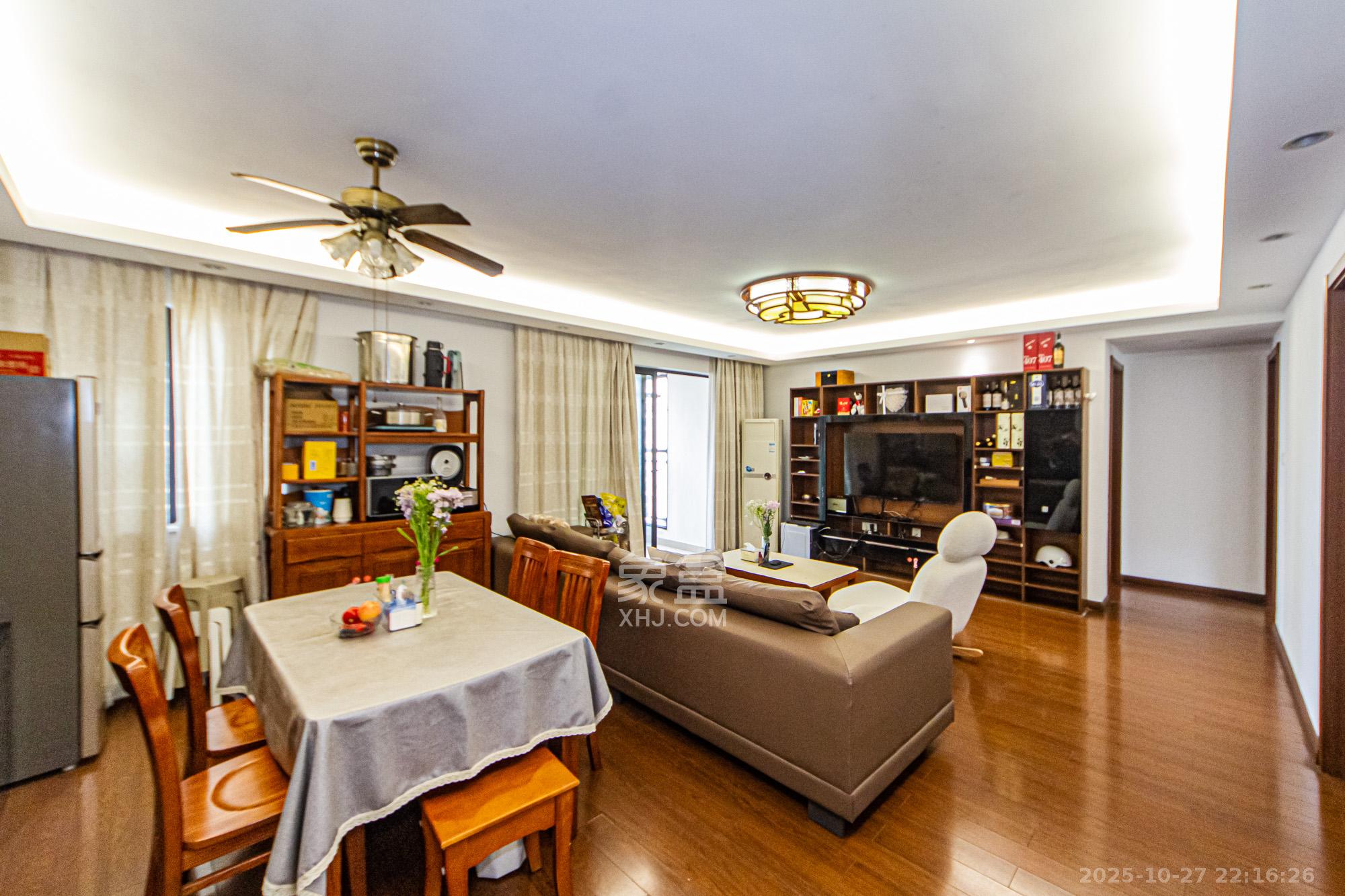 万科城  4室2厅2卫    129.0万客厅