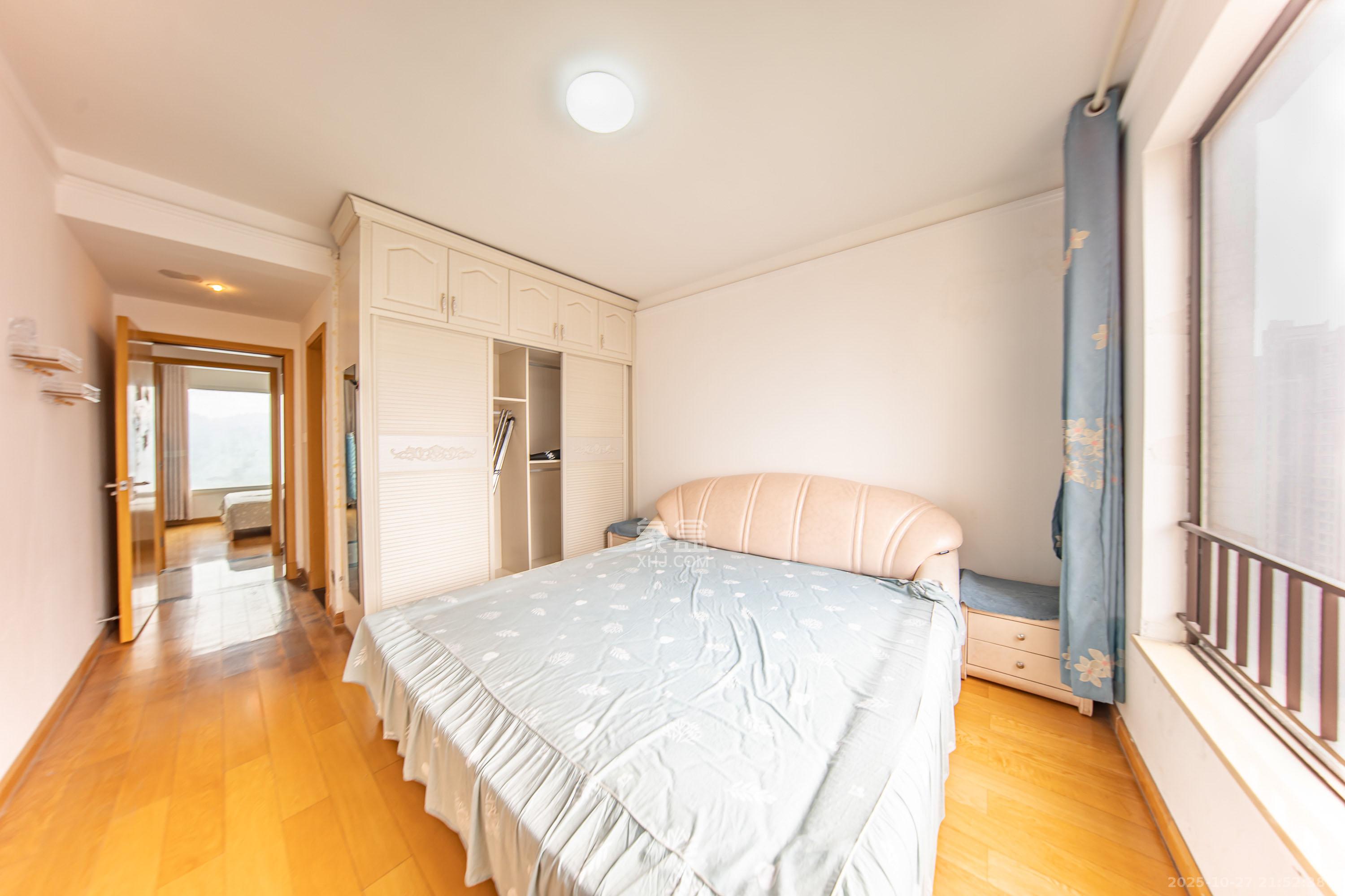 中海国际四期  3室2厅2卫    90.0万卧室