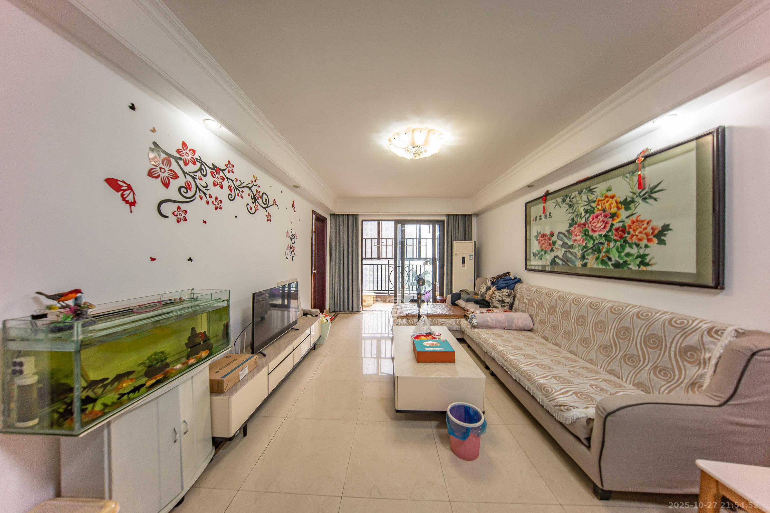 中海国际一期  3室2厅1卫    62.8万客厅