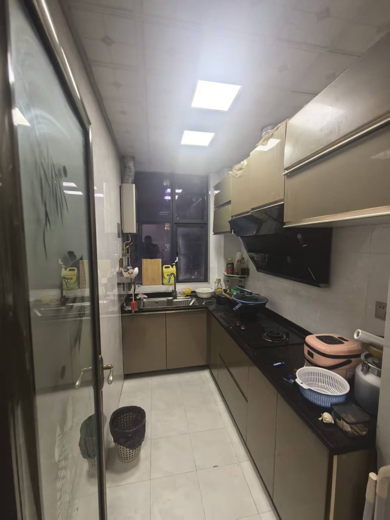 逸臣中央  2室1厅1卫    1800.0元/月室内图