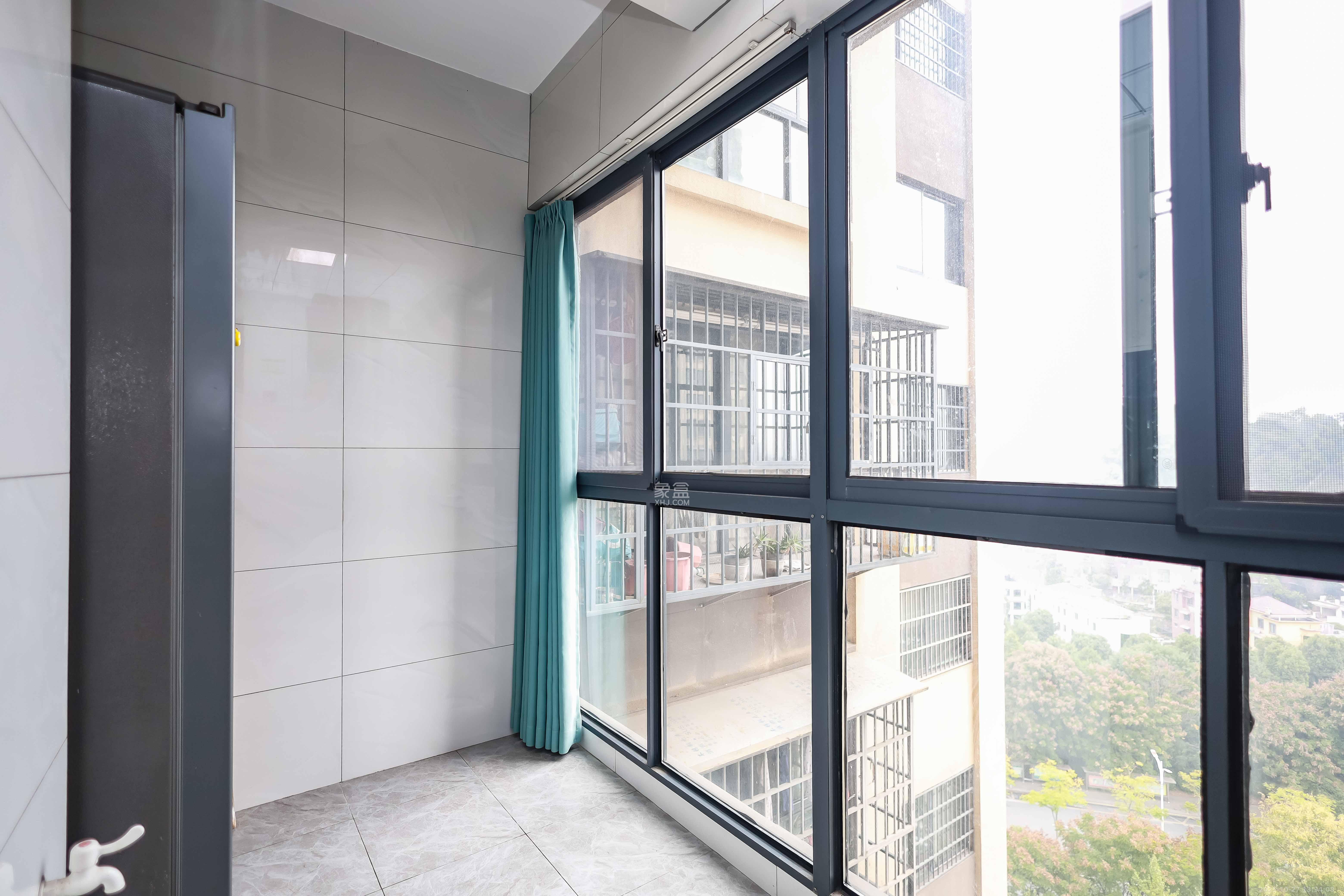 天麓尚层  3室2厅1卫    75.0万阳台