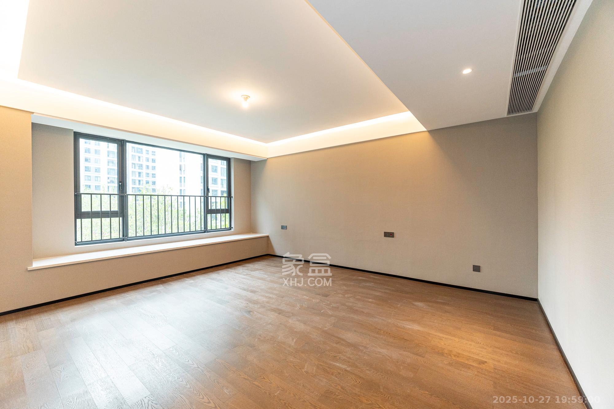 万科松湖天地  4室2厅4卫    338.0万 万科松湖天地  4室2厅4卫    338.0万卧室