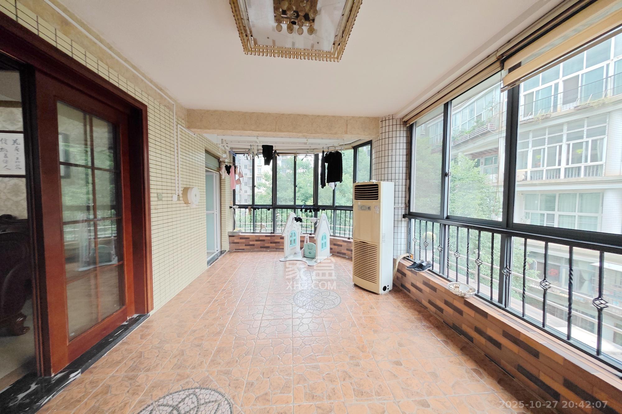 佳润新城（佳润新都）  4室2厅2卫    175.0万阳台