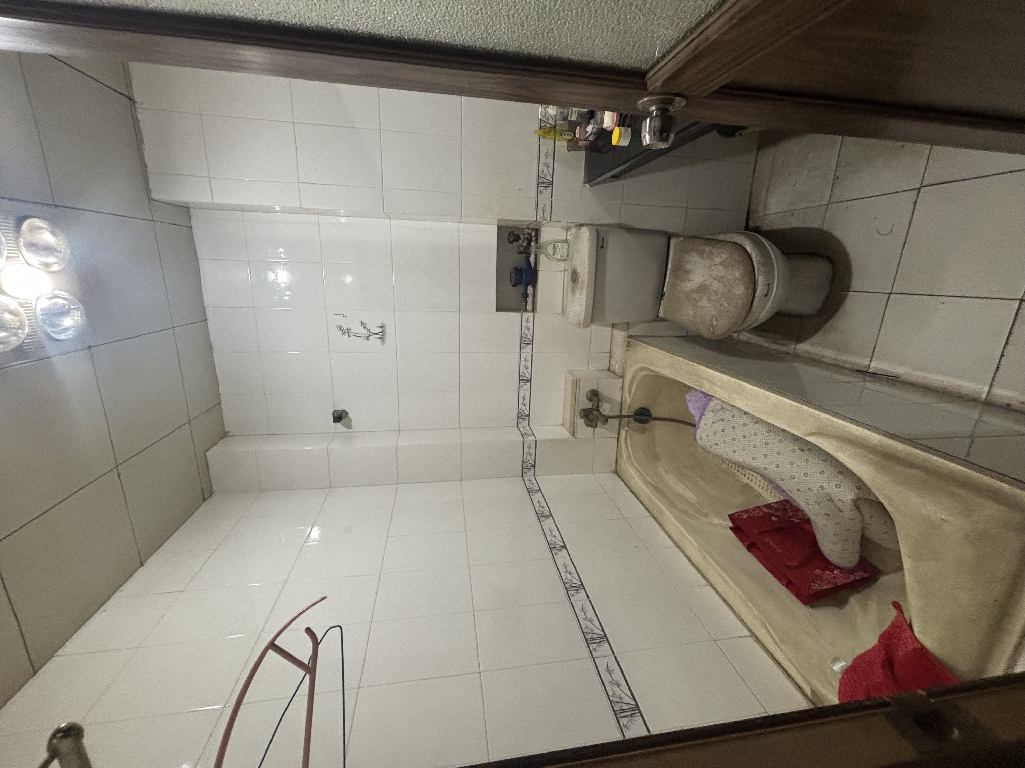 育财农贸市场（民营市场）  3室2厅2卫    35.8万卫生间