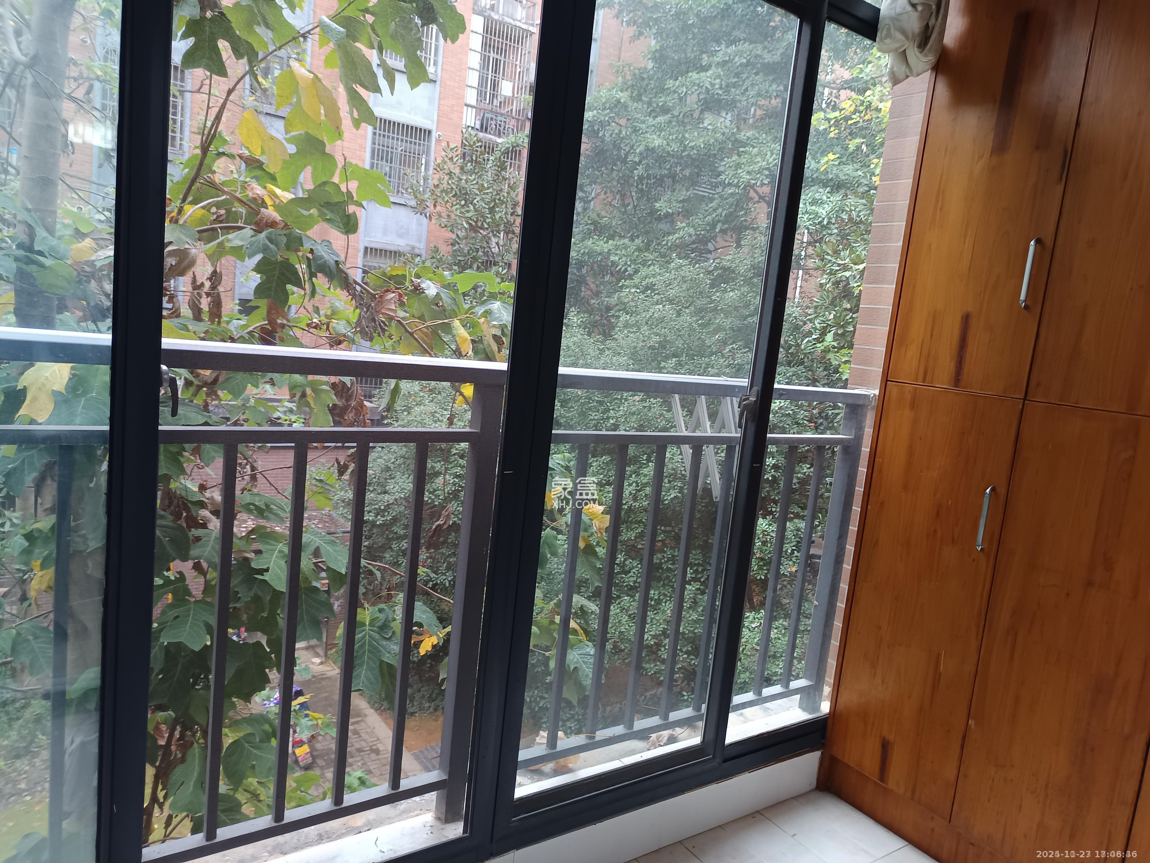 山水湾 3室2厅1卫 1800.0元/月 山水湾 3室2厅1卫 1800.0元/月室内图