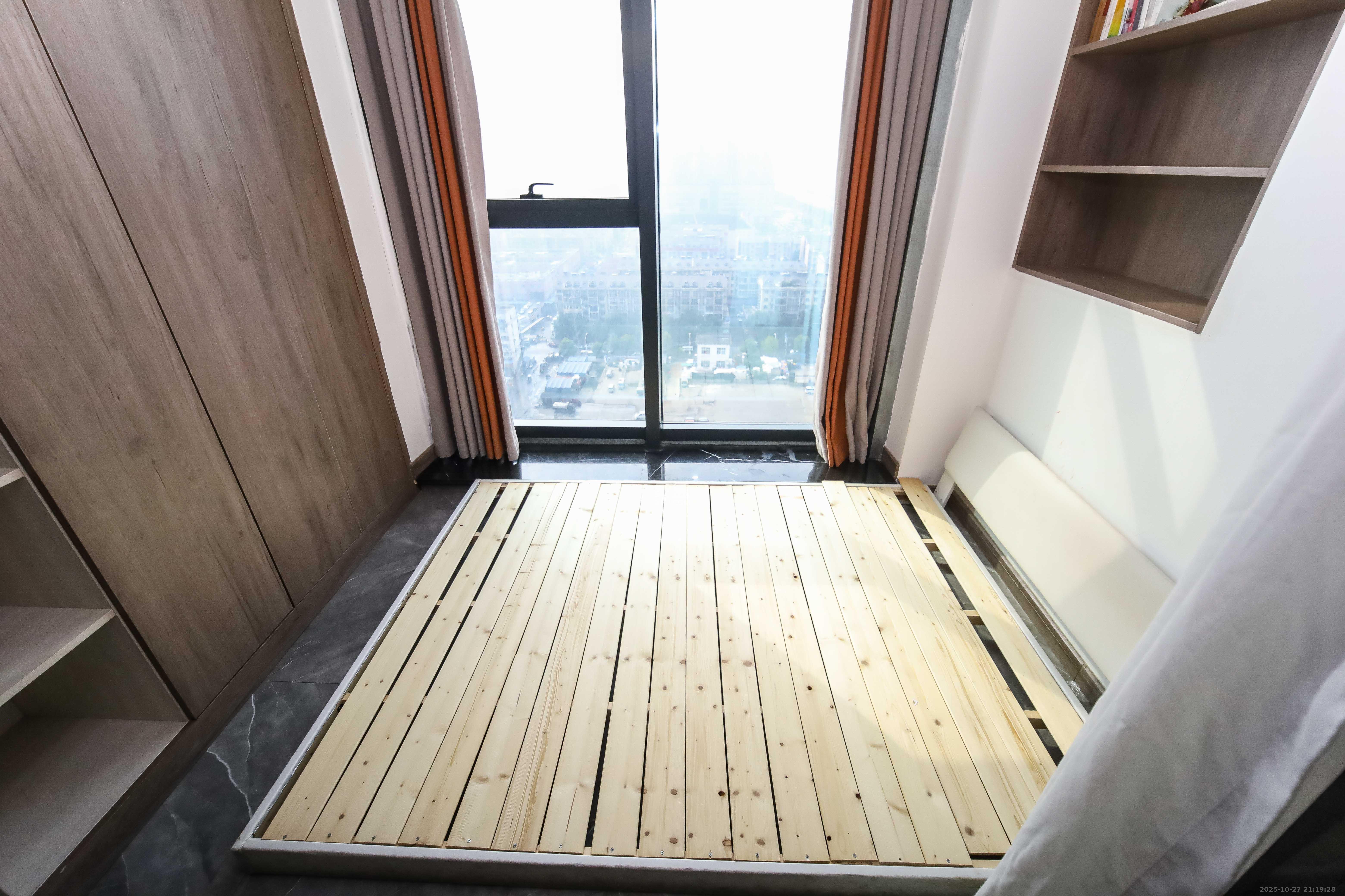 东盈商业广场（华泉城市广场）  1室1厅1卫    39.0万阳台