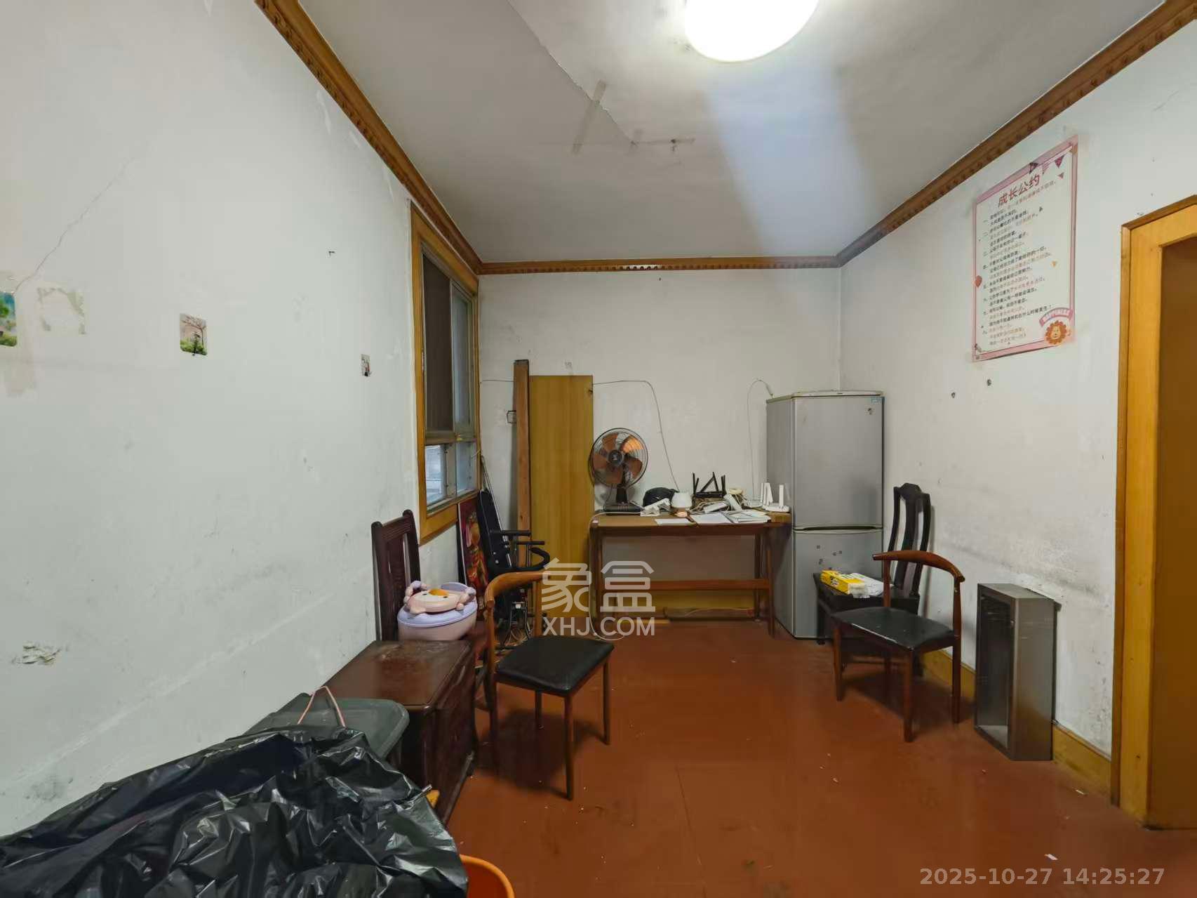 湘春巷散盘  3室1厅1卫    2000.0元/月 湘春巷散盘  3室1厅1卫    2000.0元/月室内图1