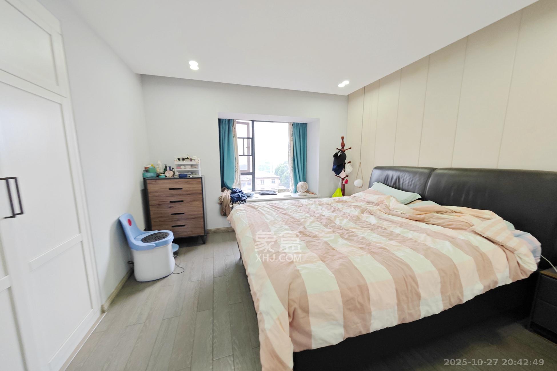 建发中央悦府  3室2厅2卫    180.0万卧室